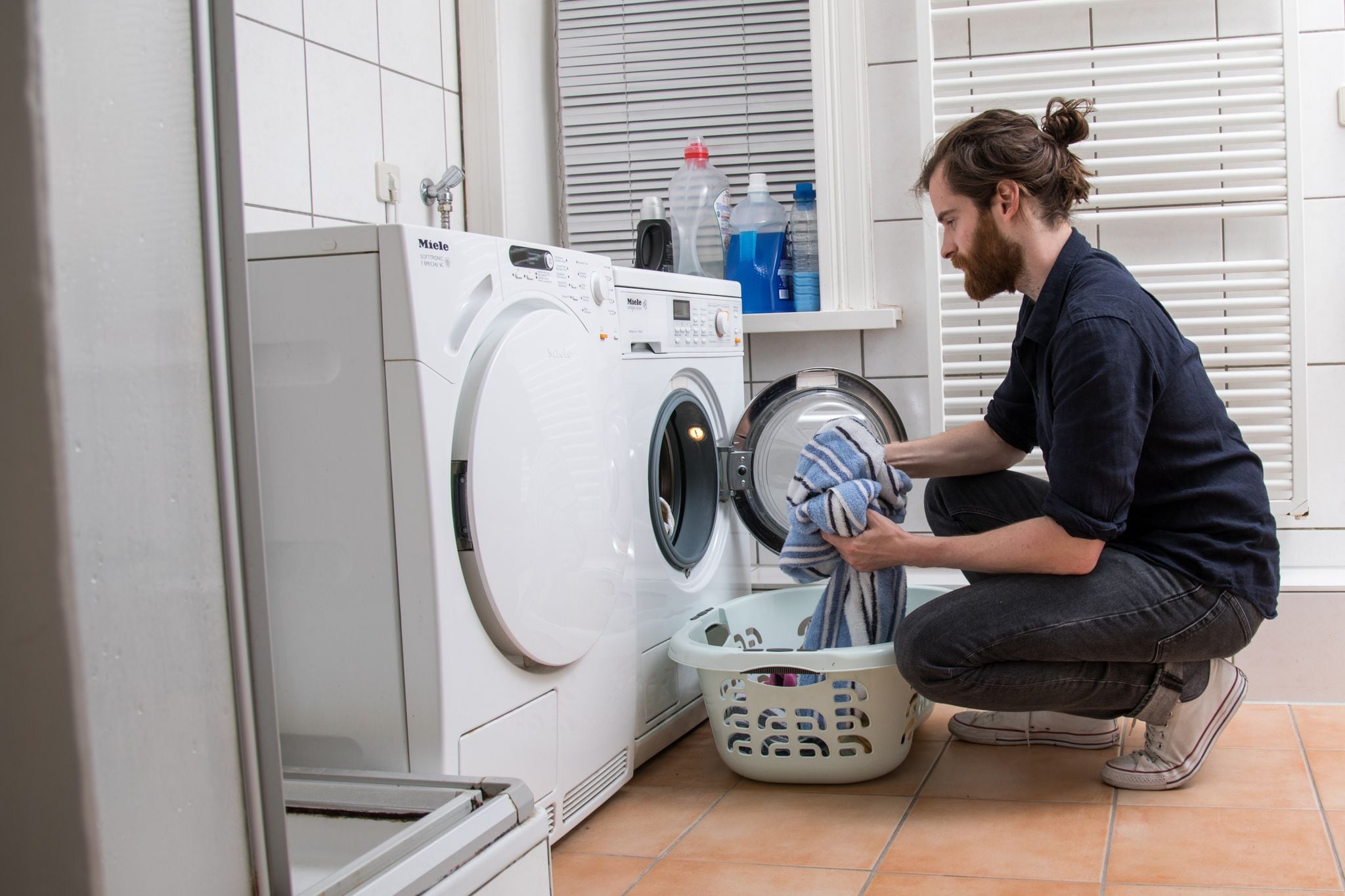 Las lavadoras figuran entre los equipos de uso doméstico con mayor demanda eléctrica. (Christin Klose/dpa)
