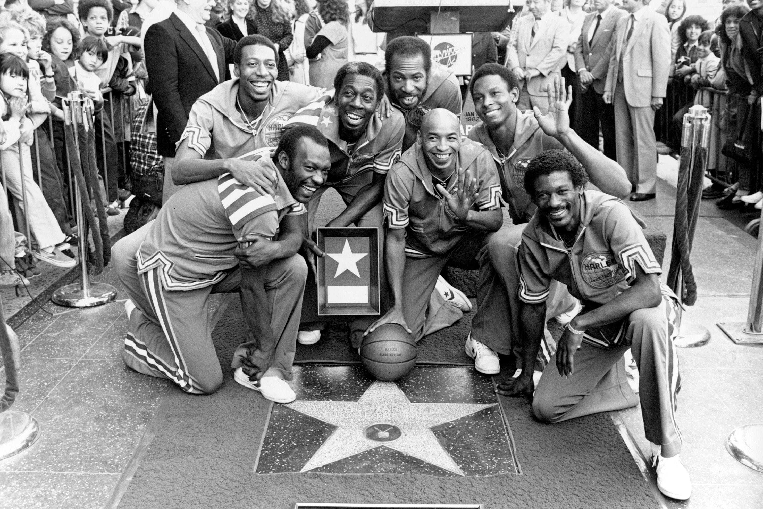 El equipo de los Harlem Globetrotters devela su estrella en el Paseo de la Fama de Hollywood, en Los Ángeles, el 19 de enero de 1982. De izquierda a derecha: Billy Hobley, Dallas Thornton, Hubert "Geese" Ausbie, Nate Branch, Fred "Curly" Neal, Robert Paige y Larry "Gator" Rivers. (Foto: AP/Lennox McLendon, archivo)