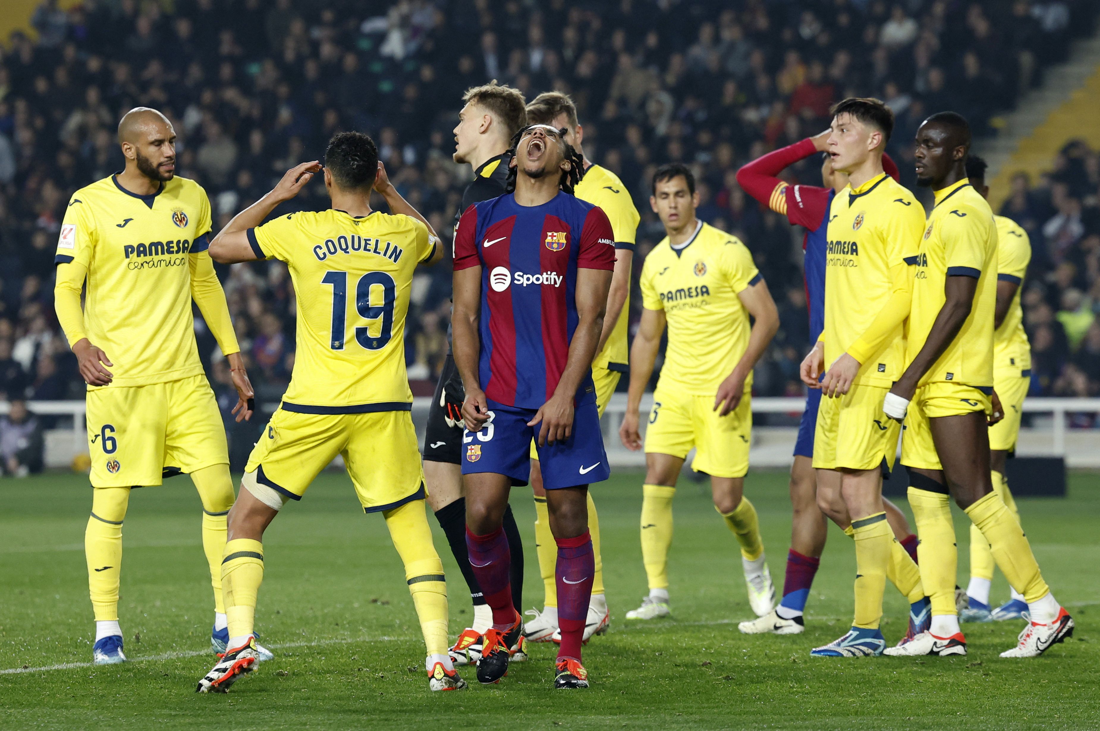 Los jugadores del Villarreal y Kounde durante un lance del partido (REUTERS).