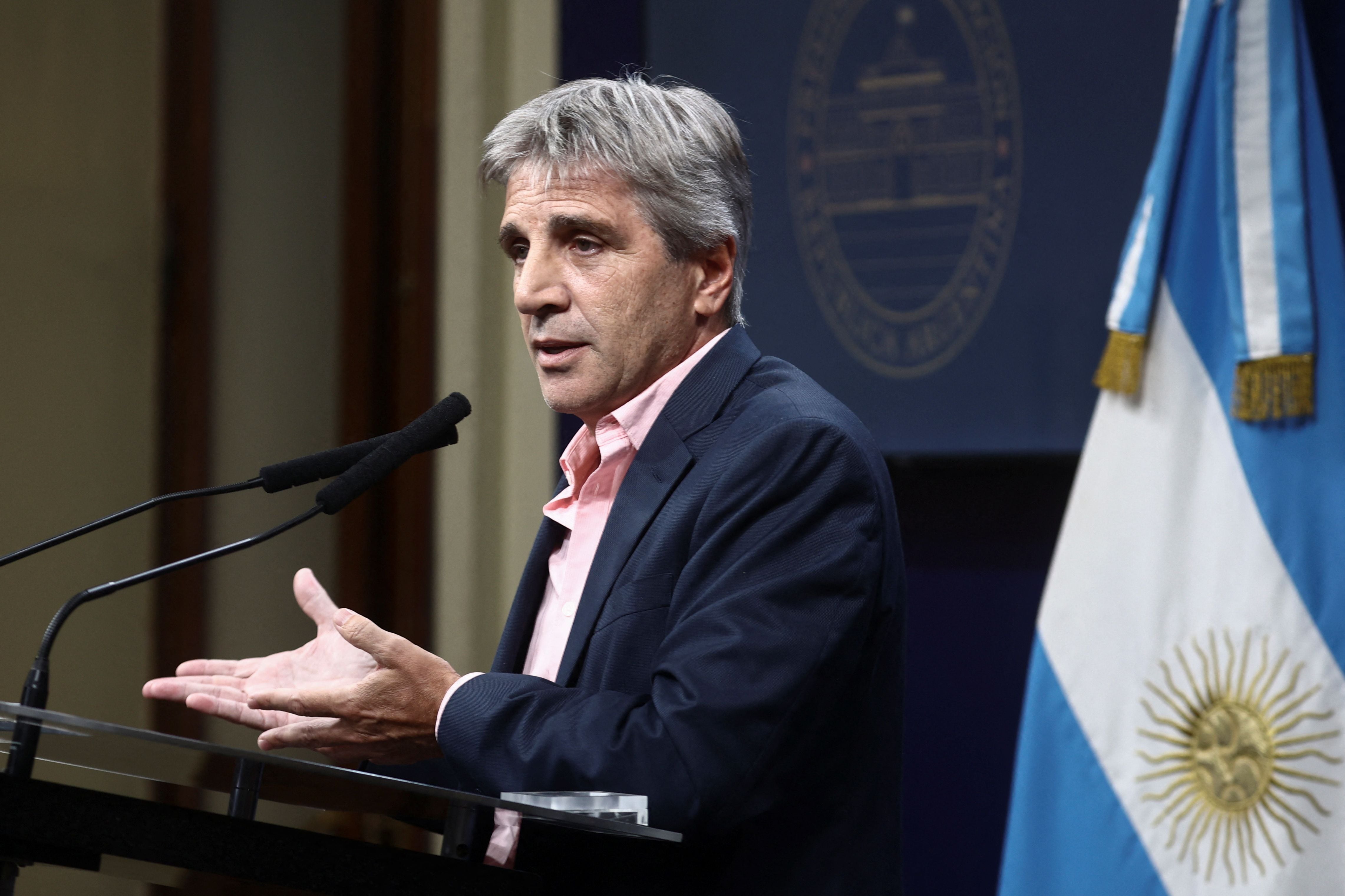 El ministro de Economía, Luis Caputo, durante la conferencia de prensa en la que anunció la eliminación del paquete fiscal de la Ley Ómnibus (REUTERS/Tomas Cuesta)