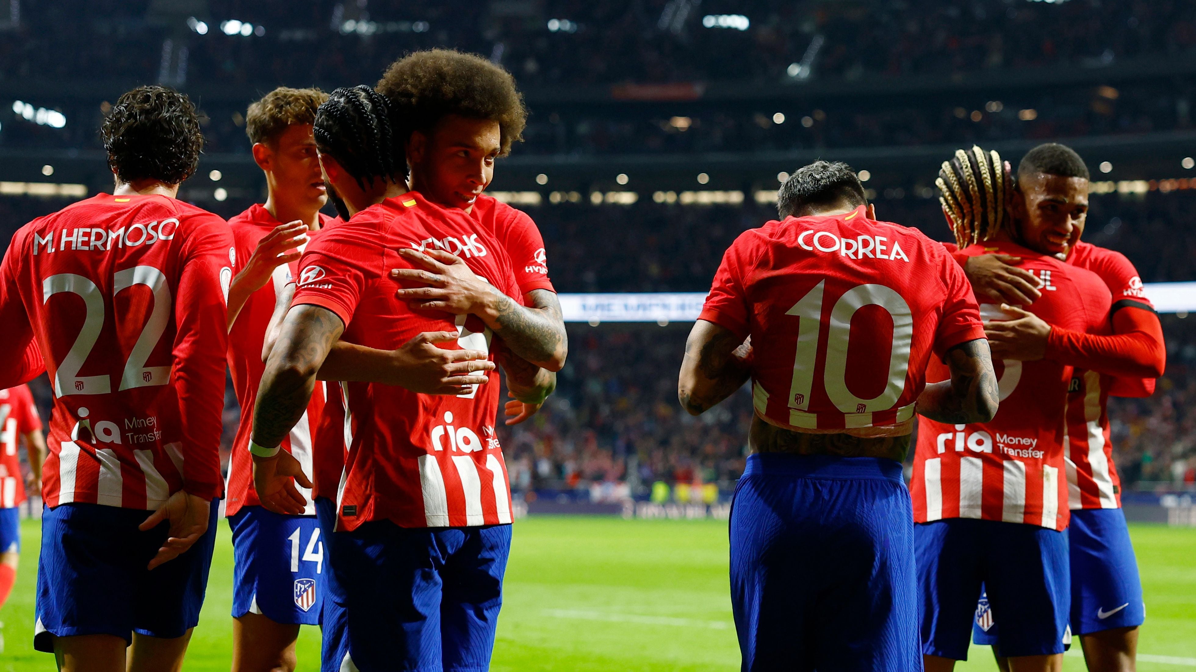 Los jugadores del Atlético celebran el gol de Memphis Depay ante el Sevilla en Copa del Rey (REUTERS).