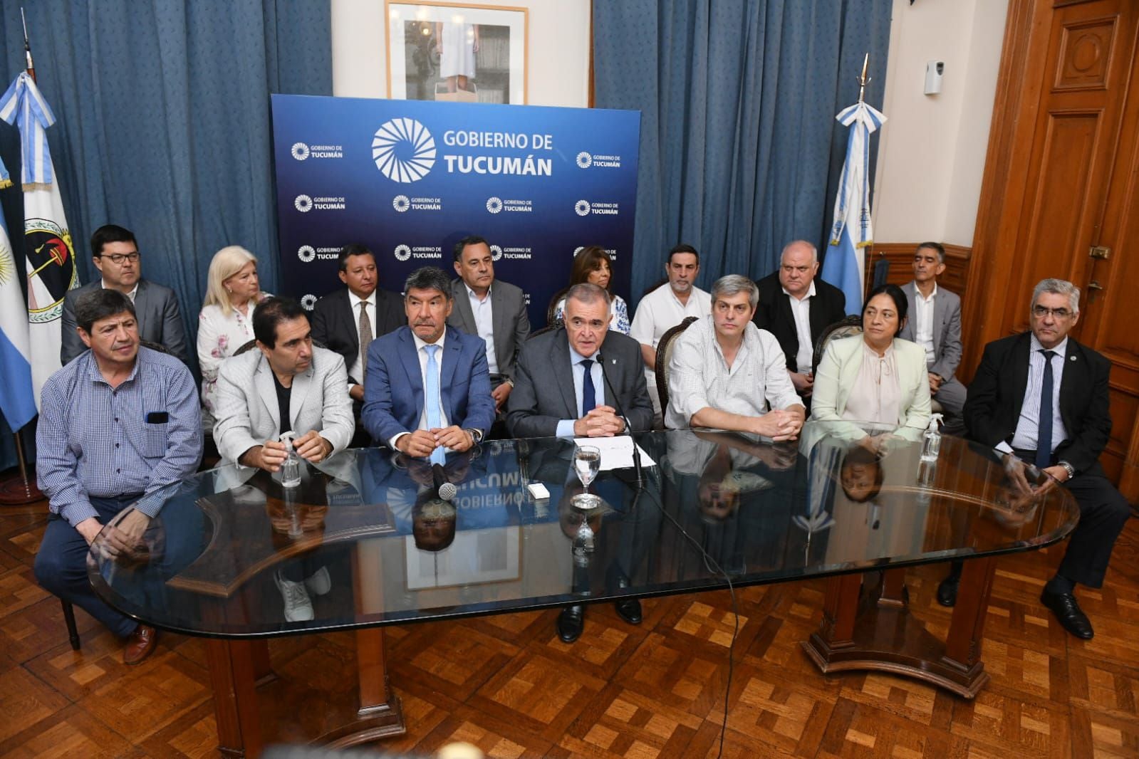 Osvaldo Jaldo brindó una conferencia en la Casa de Gobierno, acompañado de los ministros del Poder Ejecutivo y diputados nacionales
