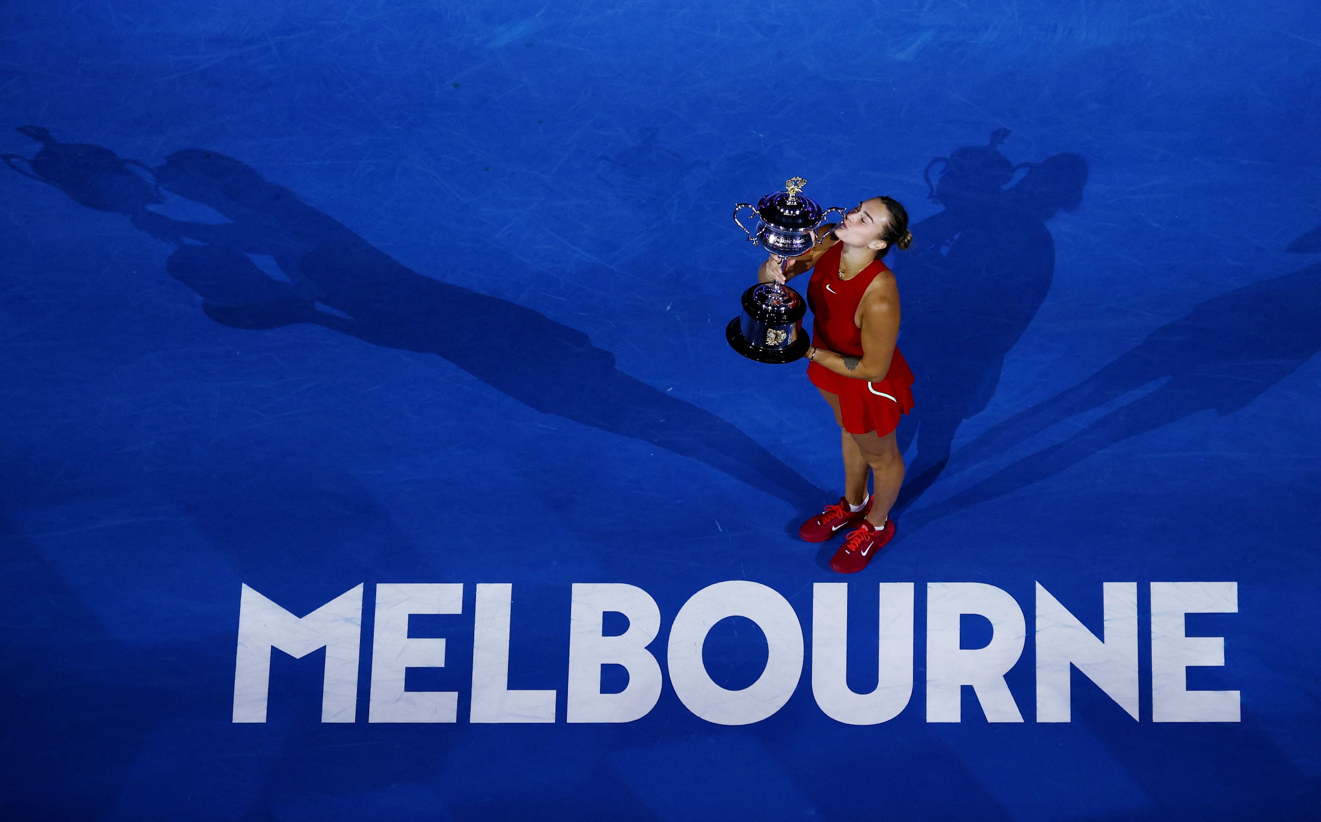 Aryna Sabalenka venció a Qinwen Zheng y se proclamó bicampeona del Abierto de Australia (REUTERS/Edgar Su)