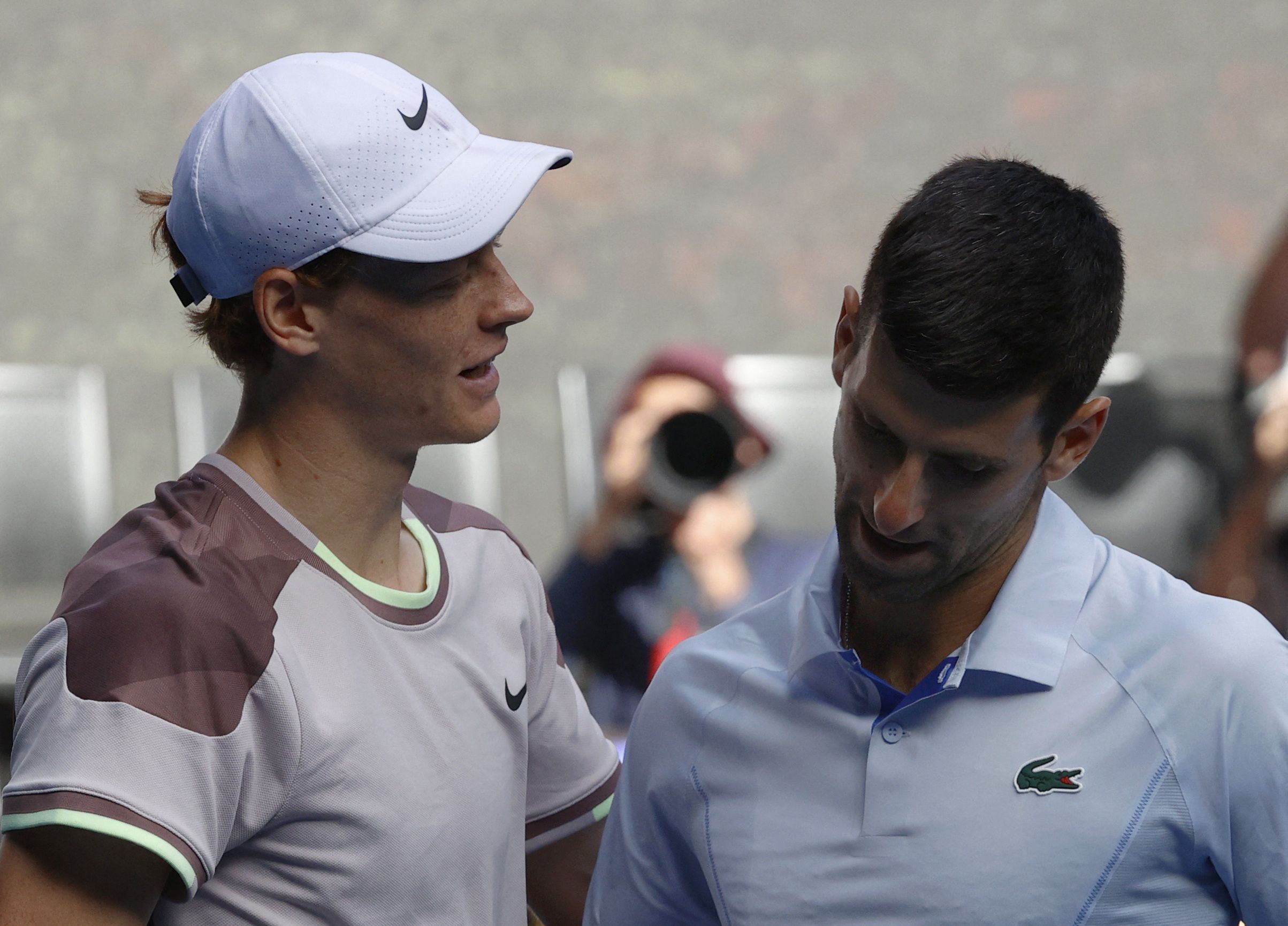 Jannik Sinner y Novak Djokovic tras la semifinal de Australia (REUTERS/Ciro De Luca)