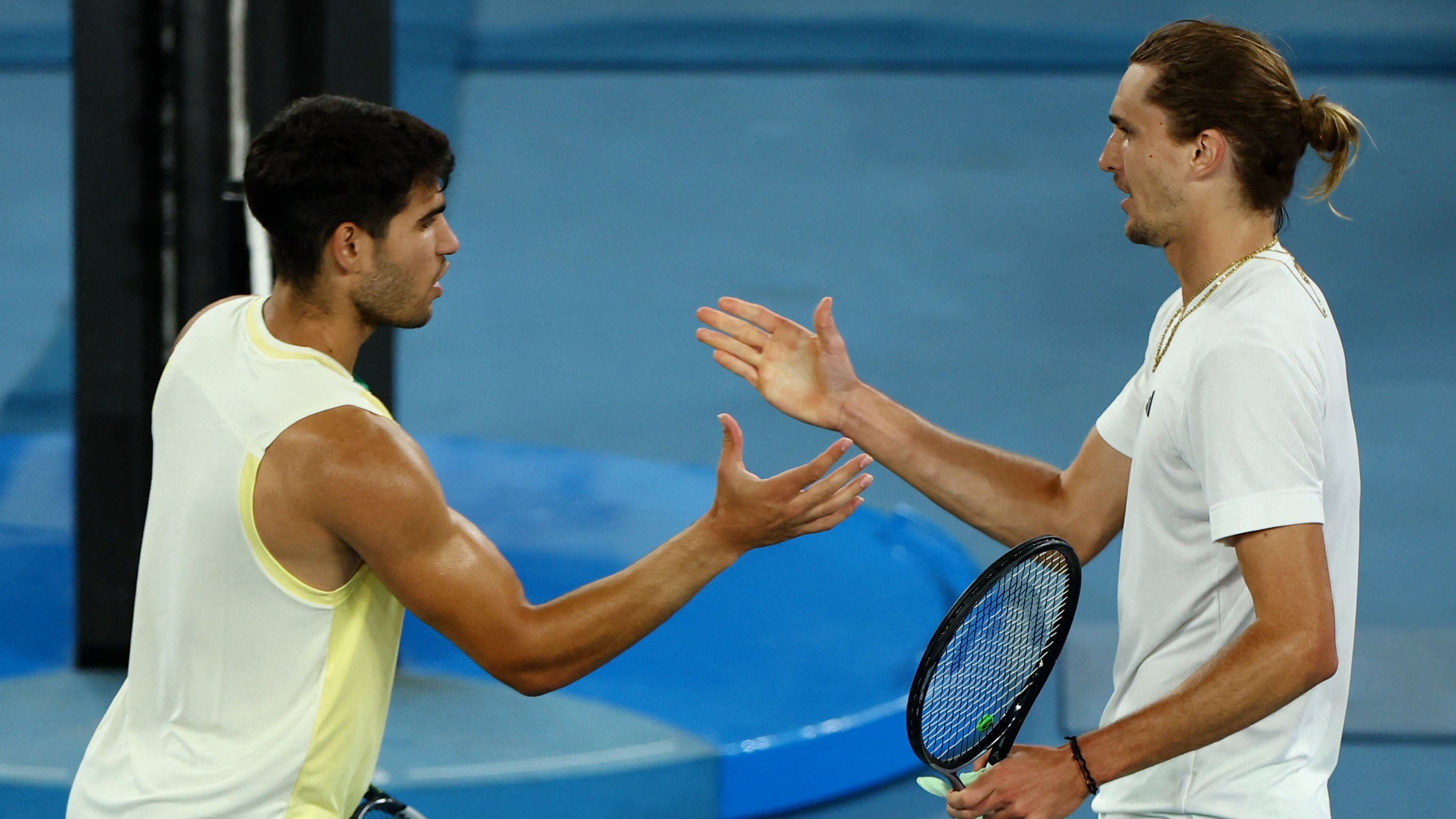 Zverev y Alcaraz se saludan tras el partido de cuartos de final Open de Australia 2024 (REUTERS).