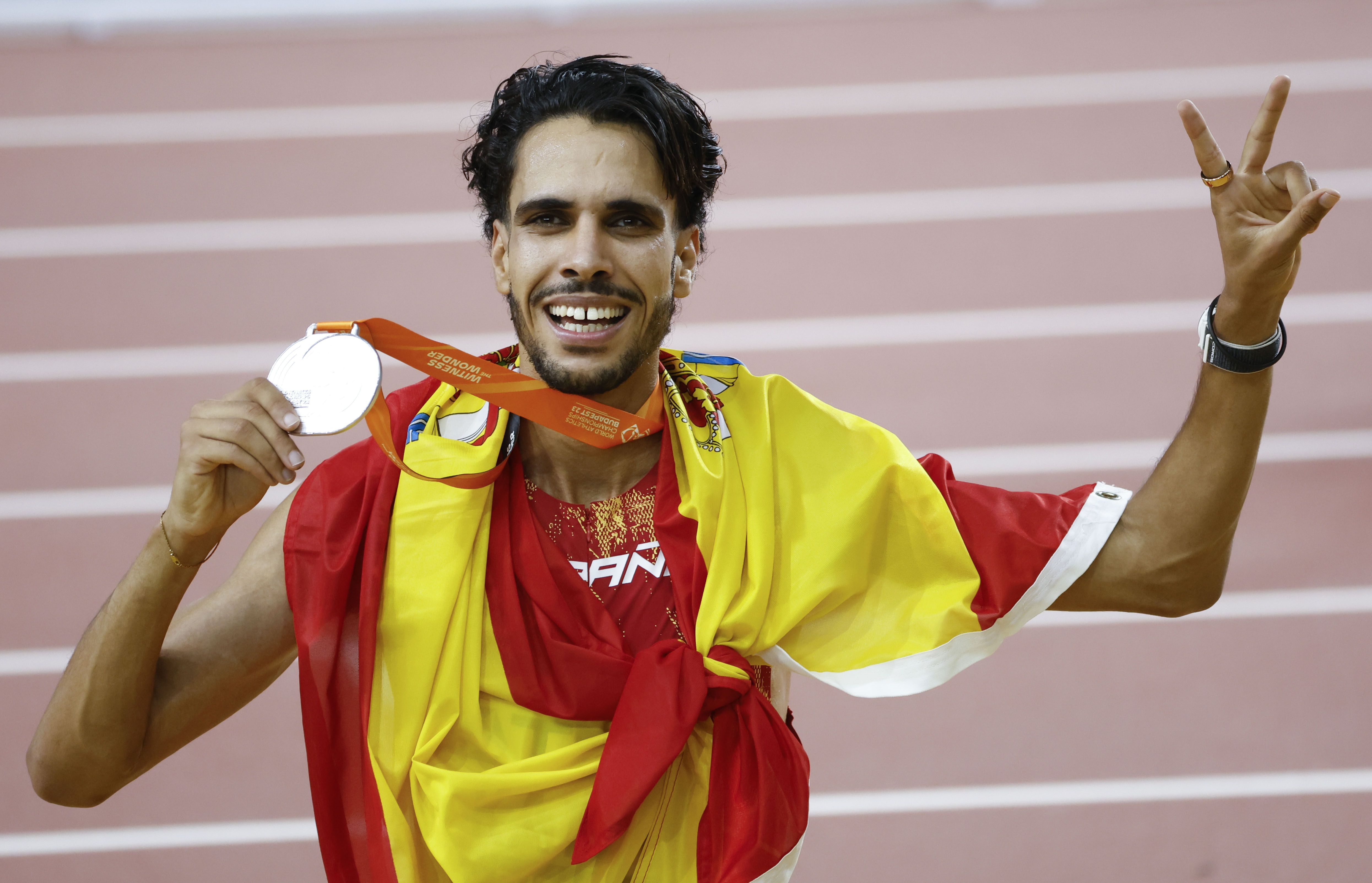 Mohamed Katir celebra su medalla de plata mundialista en los 5.000 metros (EFE/Javier Etxezarreta) 