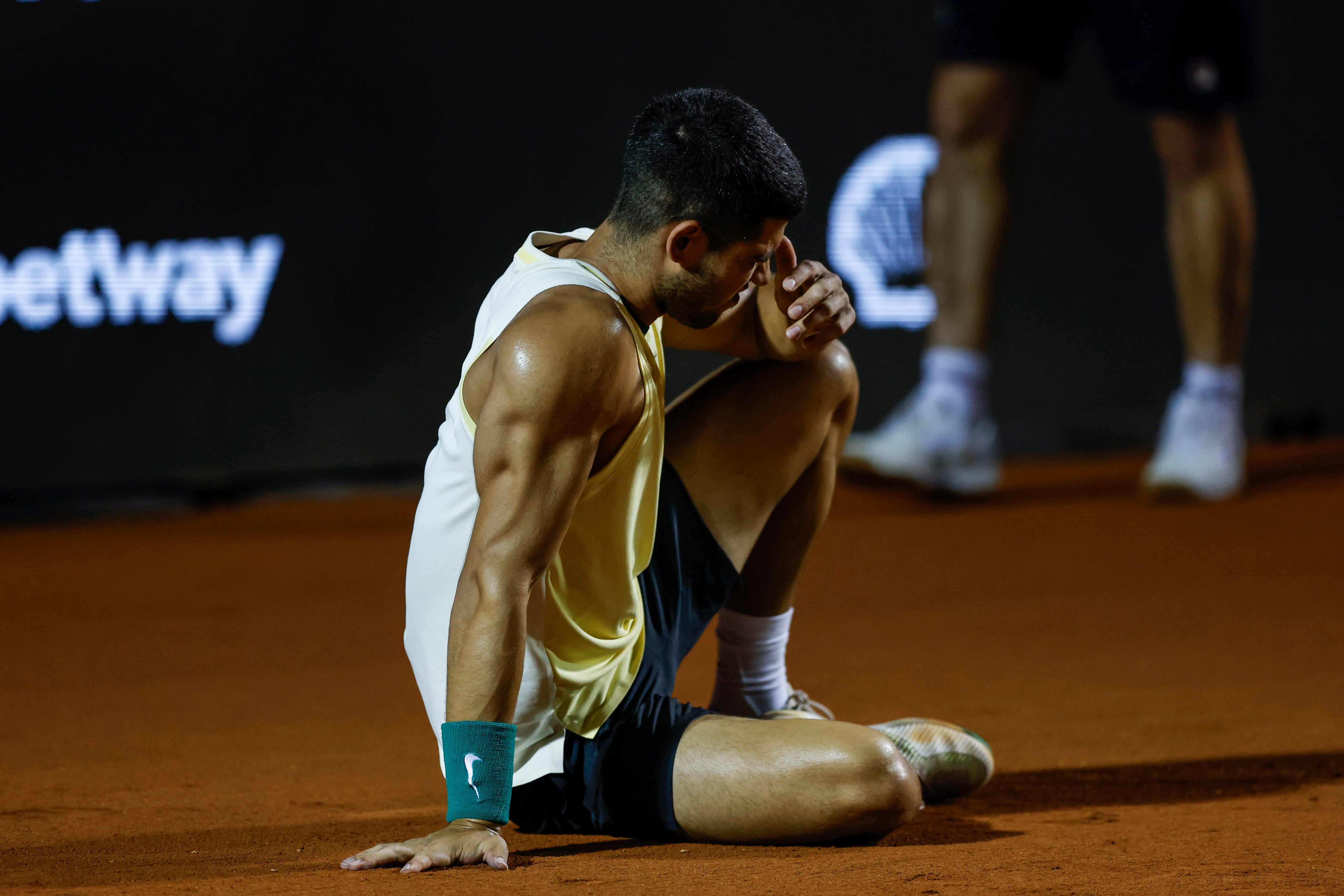 El tenista español Carlos Alcaraz sufrió una lesión en su tobillo derecho (EFE/Antonio Lacerda) 