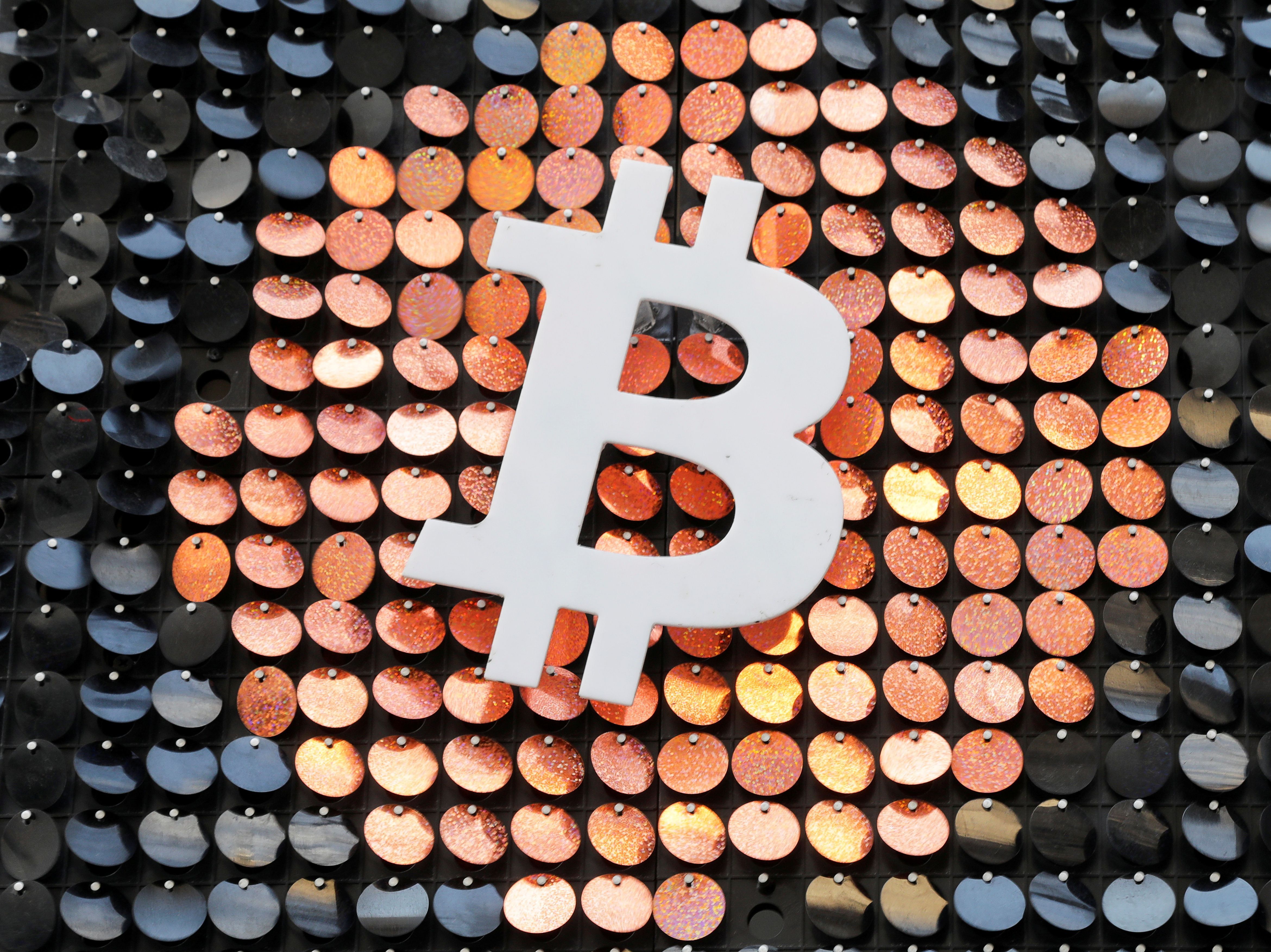 Logo de la criptomoneda bitcoin. (REUTERS/Eric Gaillard)