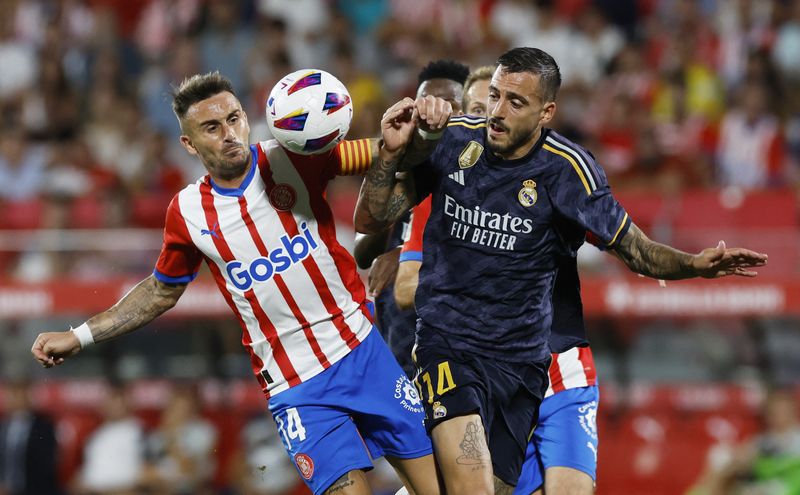 Joselu, del Real Madrid, disputa el balón con Aleix García, del Girona. (REUTERS/Albert Gea)