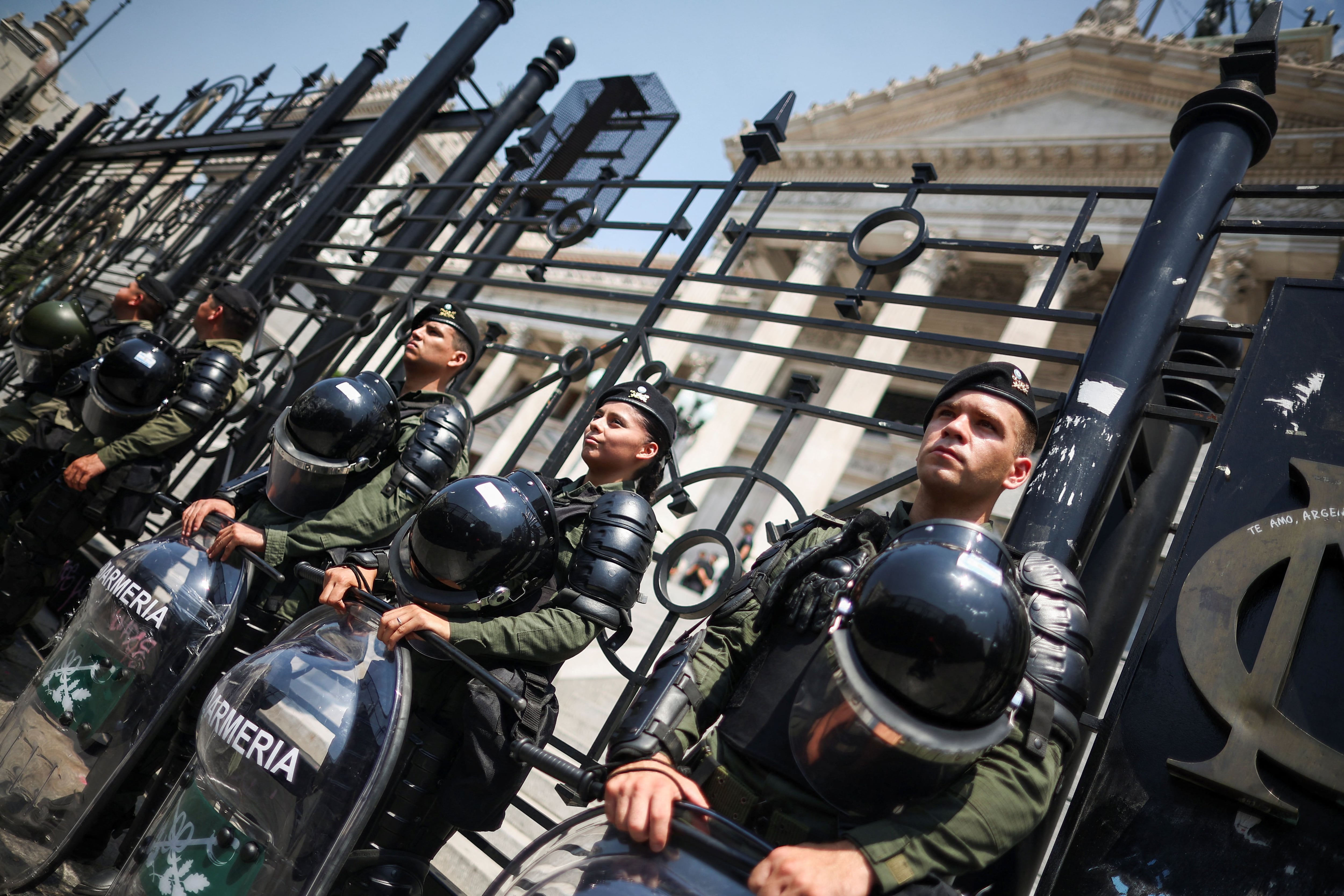 Las nuevas escalas salariales para las fuerzas de seguridad regirán desde el 1 de marzo (REUTERS/Agustin Marcarian)