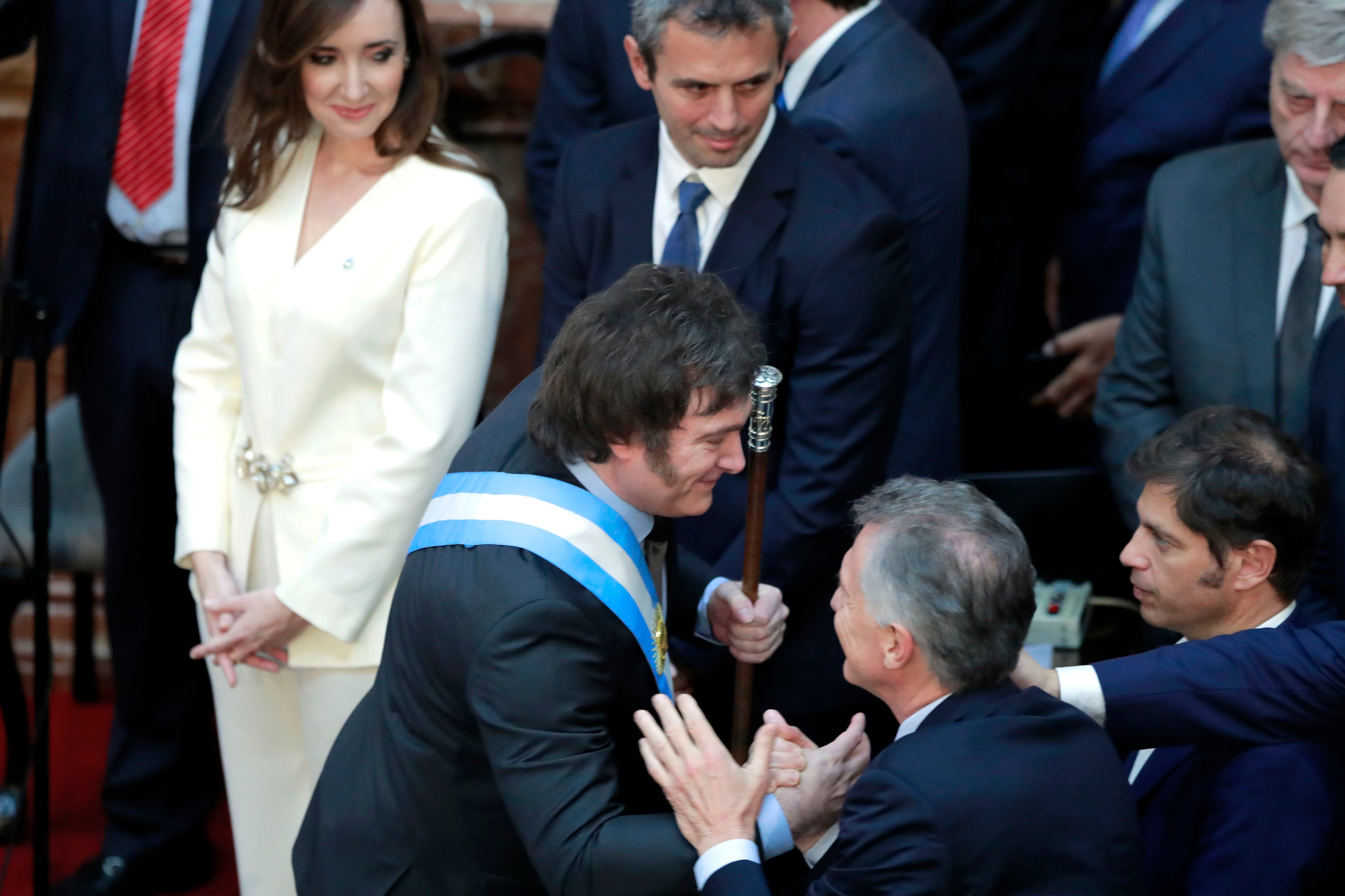 El presidente de Argentina, Javier Milei (c), salud al expresidente Mauricio Macri (d), en una fotografía de archivo. EFE/ Demian Alday Estevez 