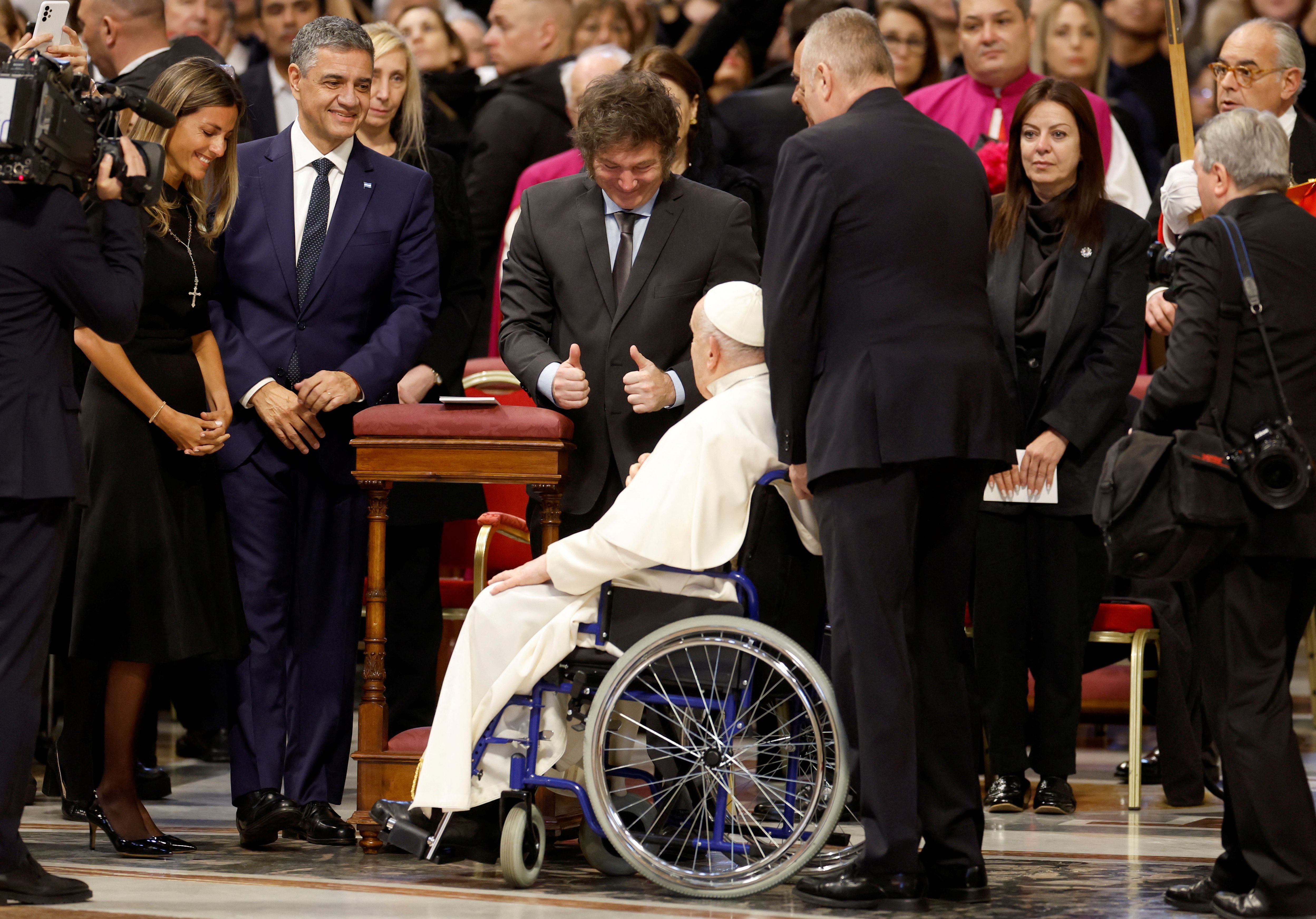 Milei y la comitiva de funcionarios argentinos junto al Papa Francisco (REUTERS/Remo Casilli)