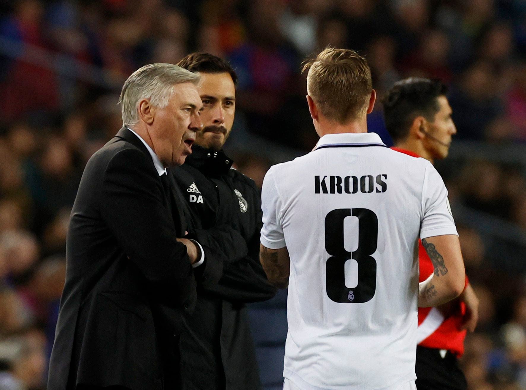 El jugador del Real Madrid Toni Kroos, junto al técnico Carlo Ancelotti (REUTERS/Albert Gea)