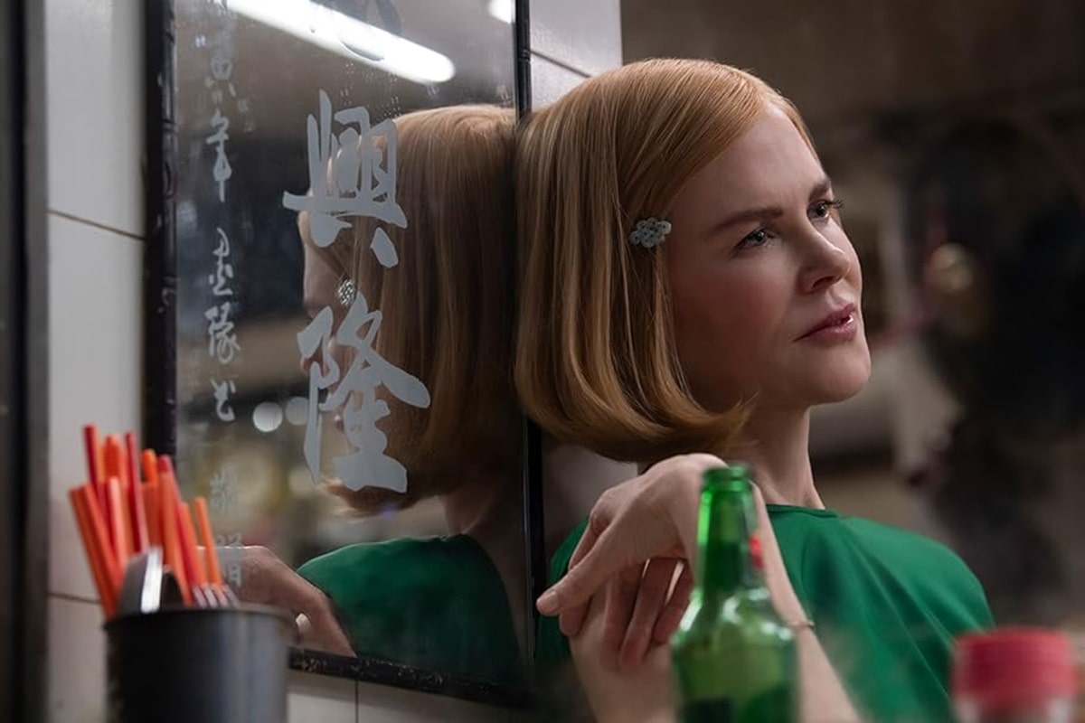 Nicole Kidman apoyada contra un vidrio