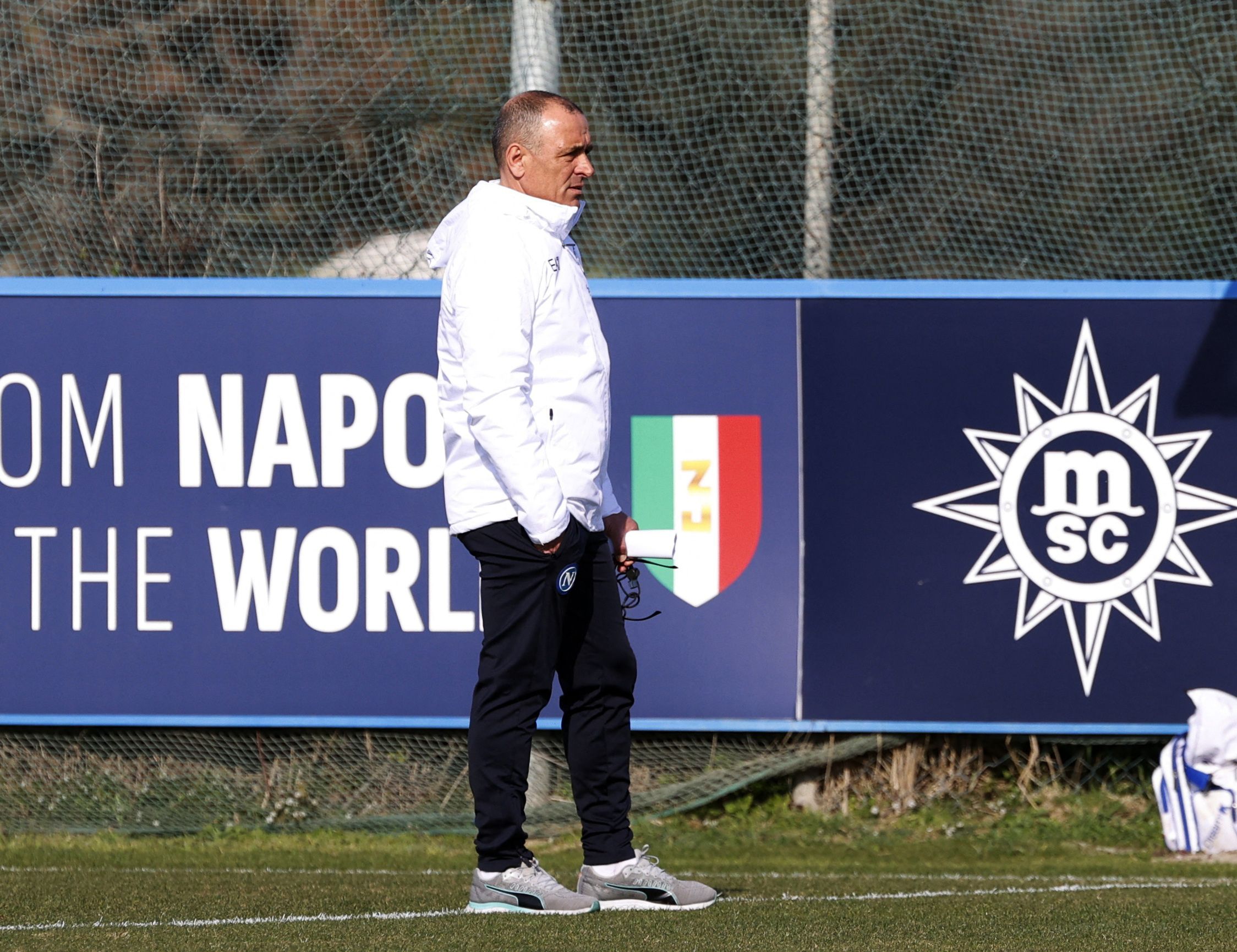 Francesco Calzona en un entrenamiento con el Nápoles (REUTERS/Ciro De Luca)