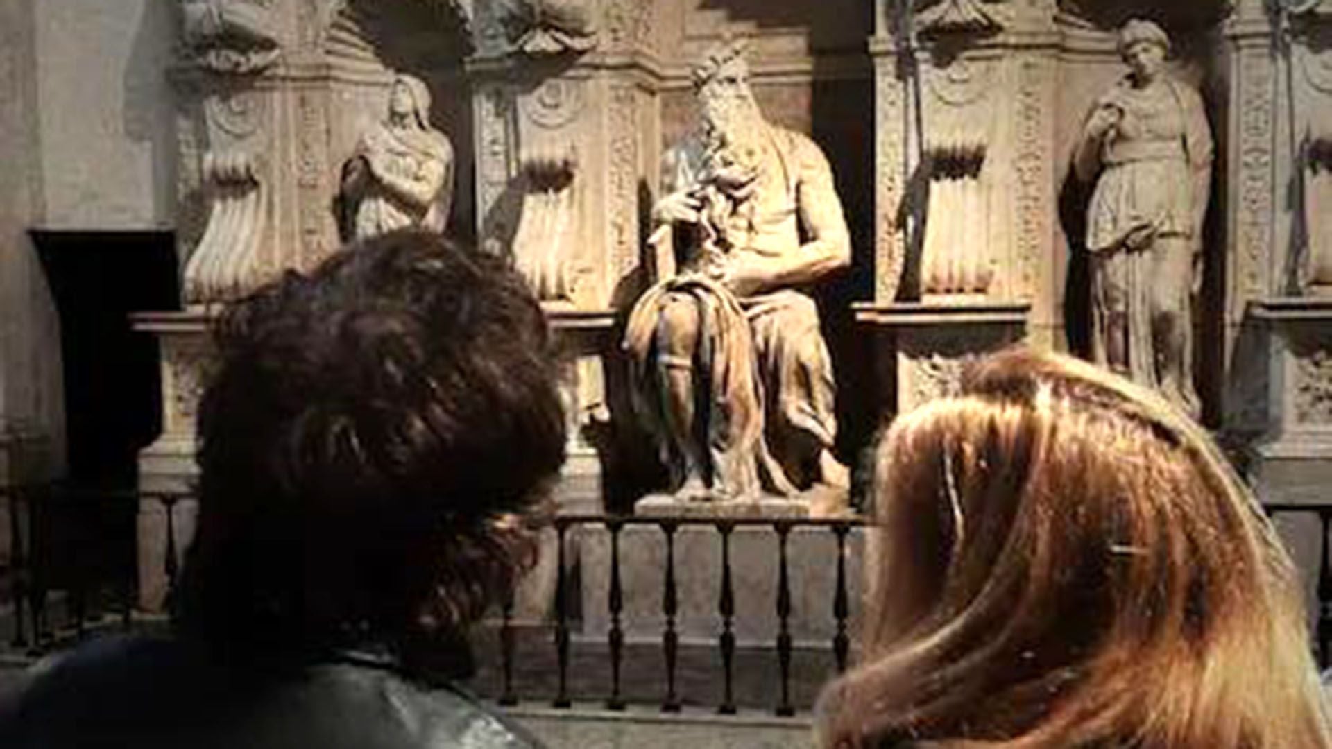 Javier y Karina Milei Milei frente al Moisés en Roma portada