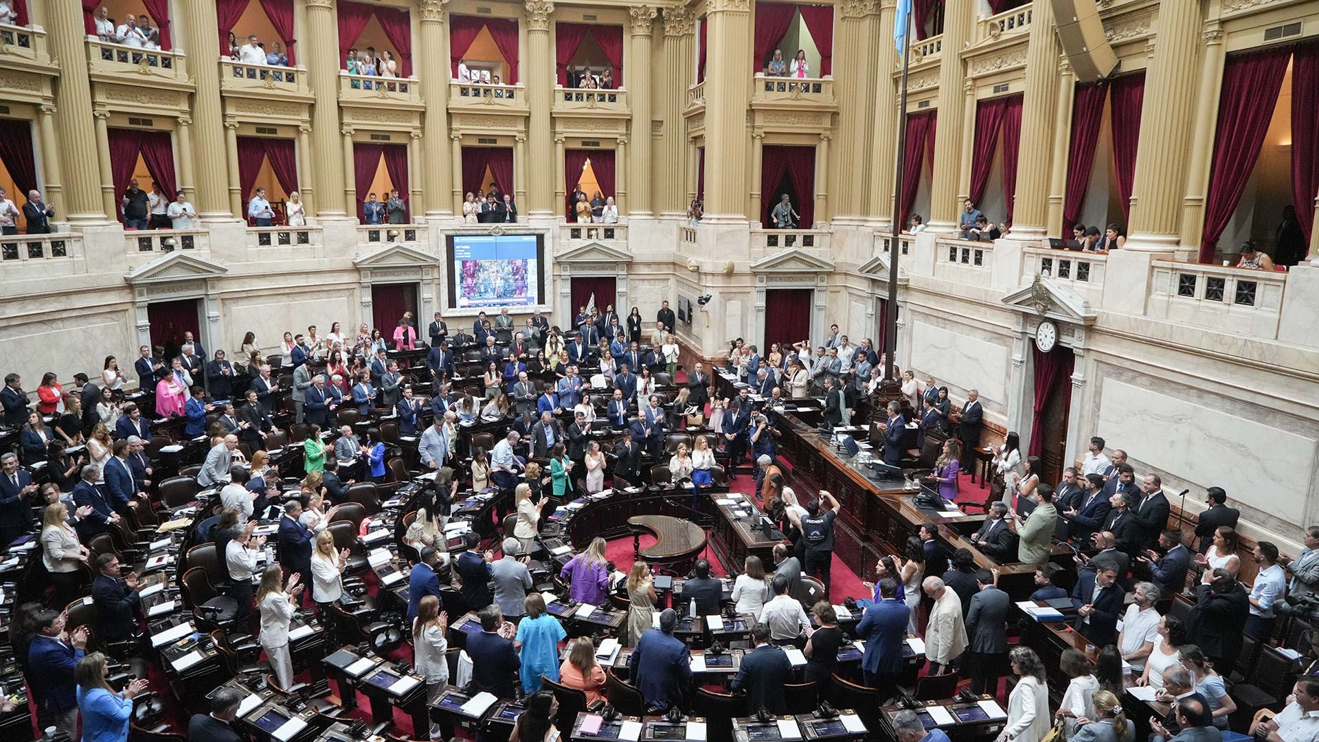 Debate de la Ley Ómnibus en el Congreso interior recinto portada