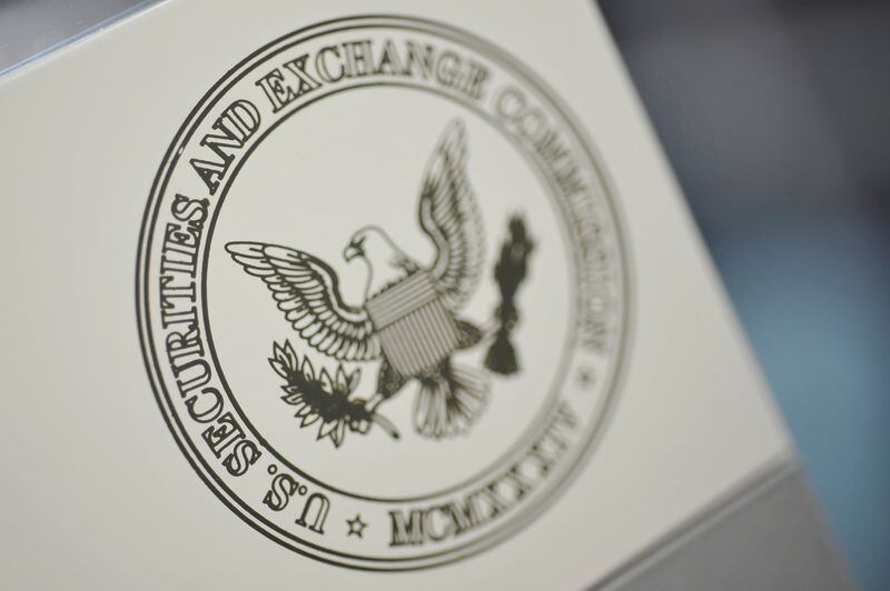 El logotipo de la Comisión de Valores de Estados Unidos en la sede de la SEC en Washington, 24 de junio de 2011 (REUTERS/Jonathan Ernst)