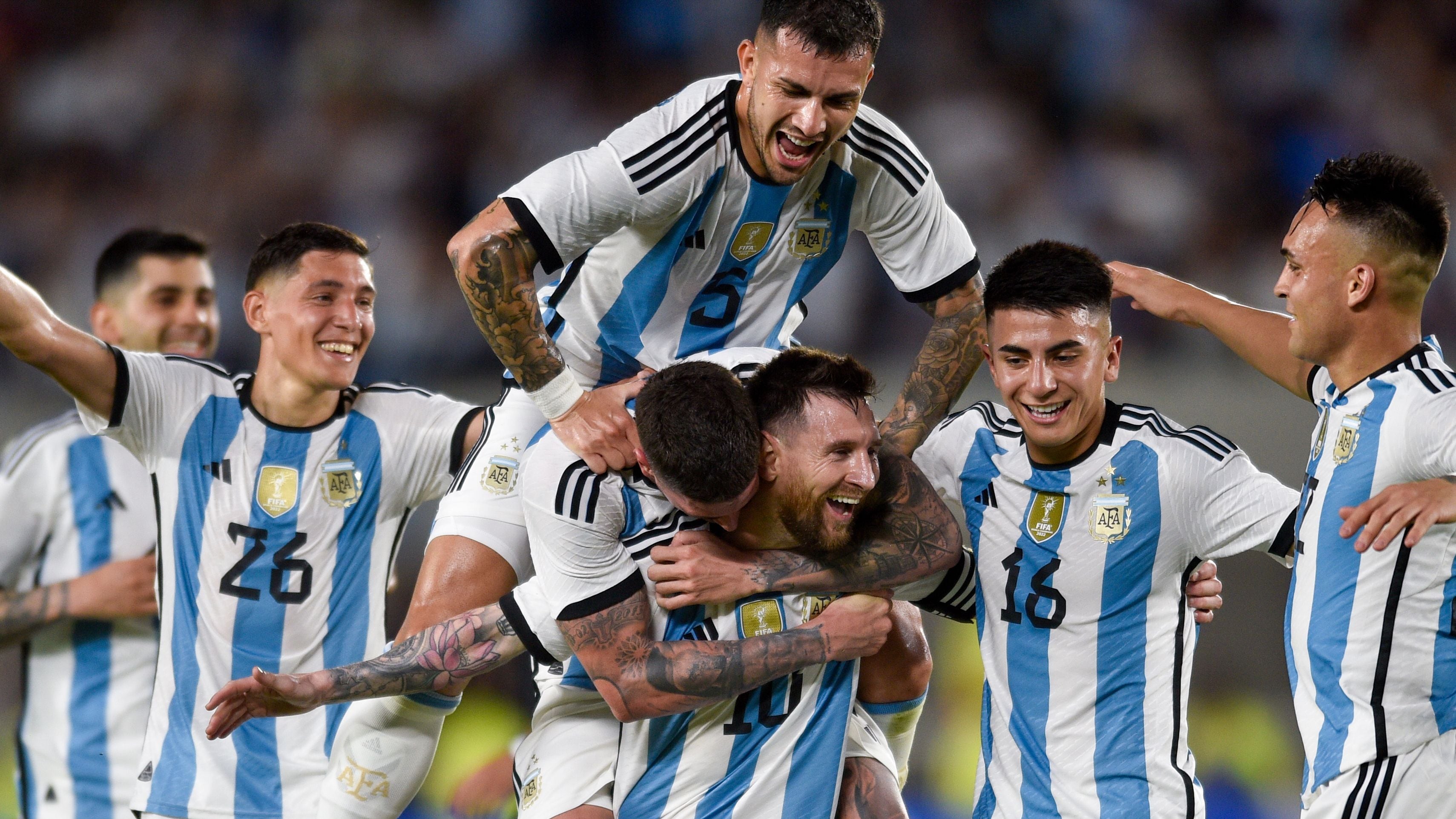 Lionel Messi festeja con sus compañeros de la selección argentina, luego de anotar el segundo tanto de su equipo ante Panamá, durante un partido amistoso en Buenos Aires, el 23 de marzo de 2023 (AP Foto/Gustavo Garello)