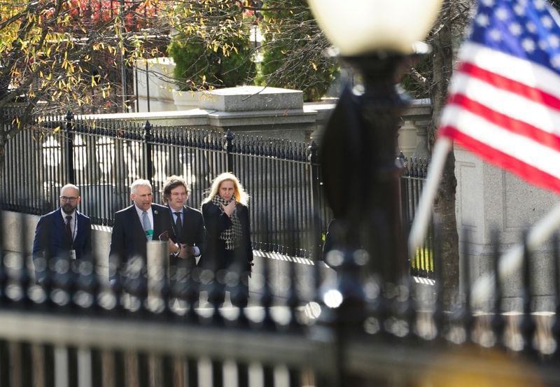 Javier Milei camina rumbo a la Casa Blanca junto a su hermana Karina Milei, el embajador de Estados Unidos en la Argentina, Marc Stanley, y Juan González, asesor de Seguridad Nacional de Biden
