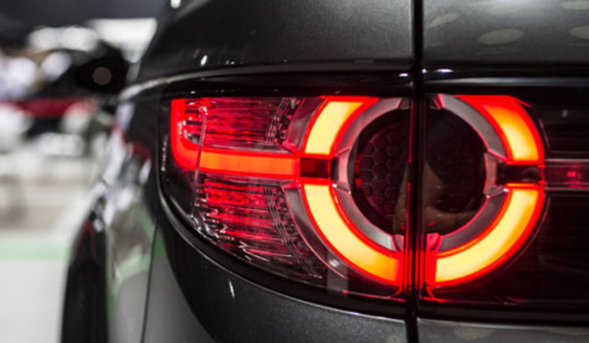 Que las luces de freno del vehículo estén siempre encendidas no es una buena señal. (Mitsubishi Motors)