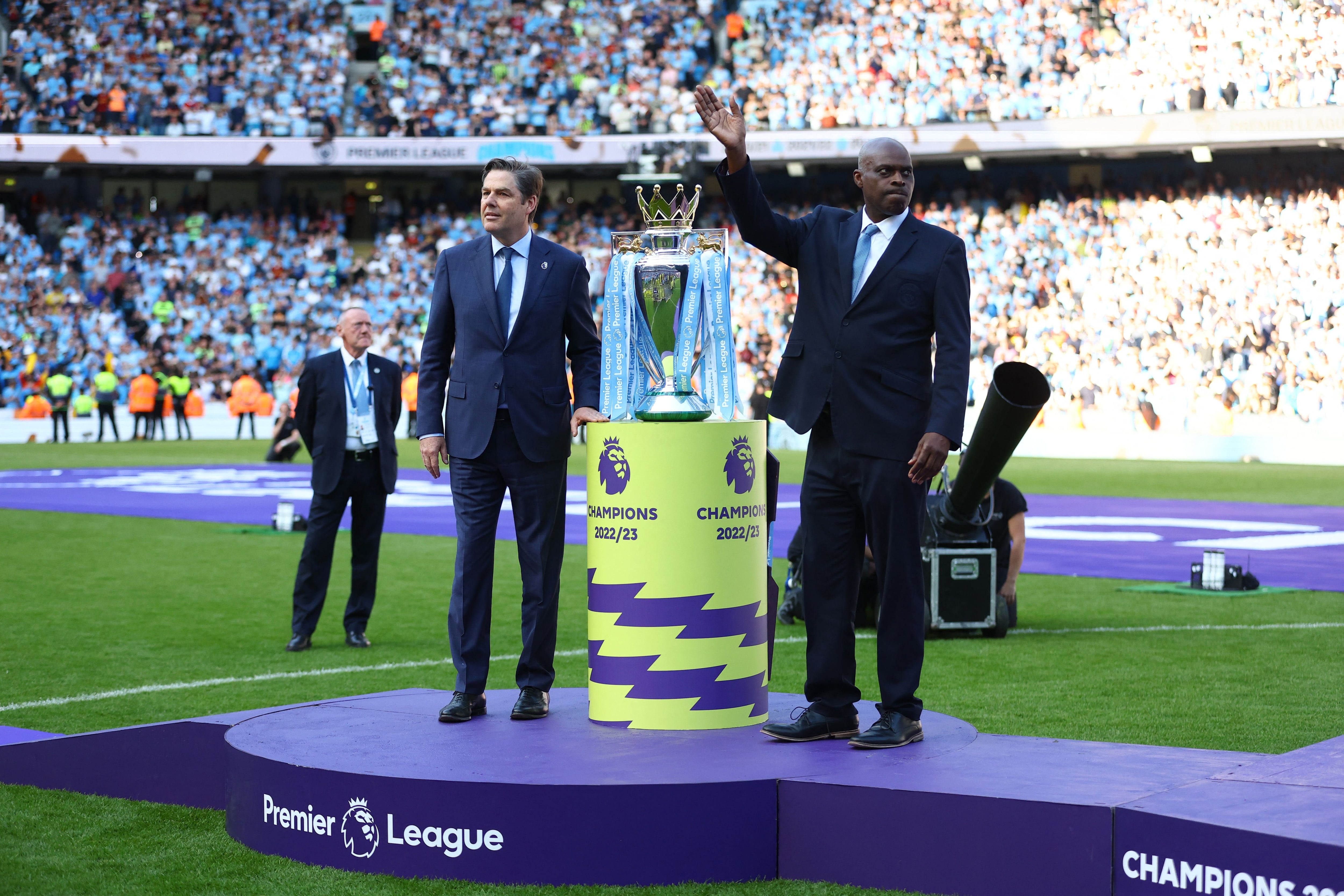 El director ejecutivo (izquierda) está siendo presionado por clubes de la Premier League (Foto: Reuters)