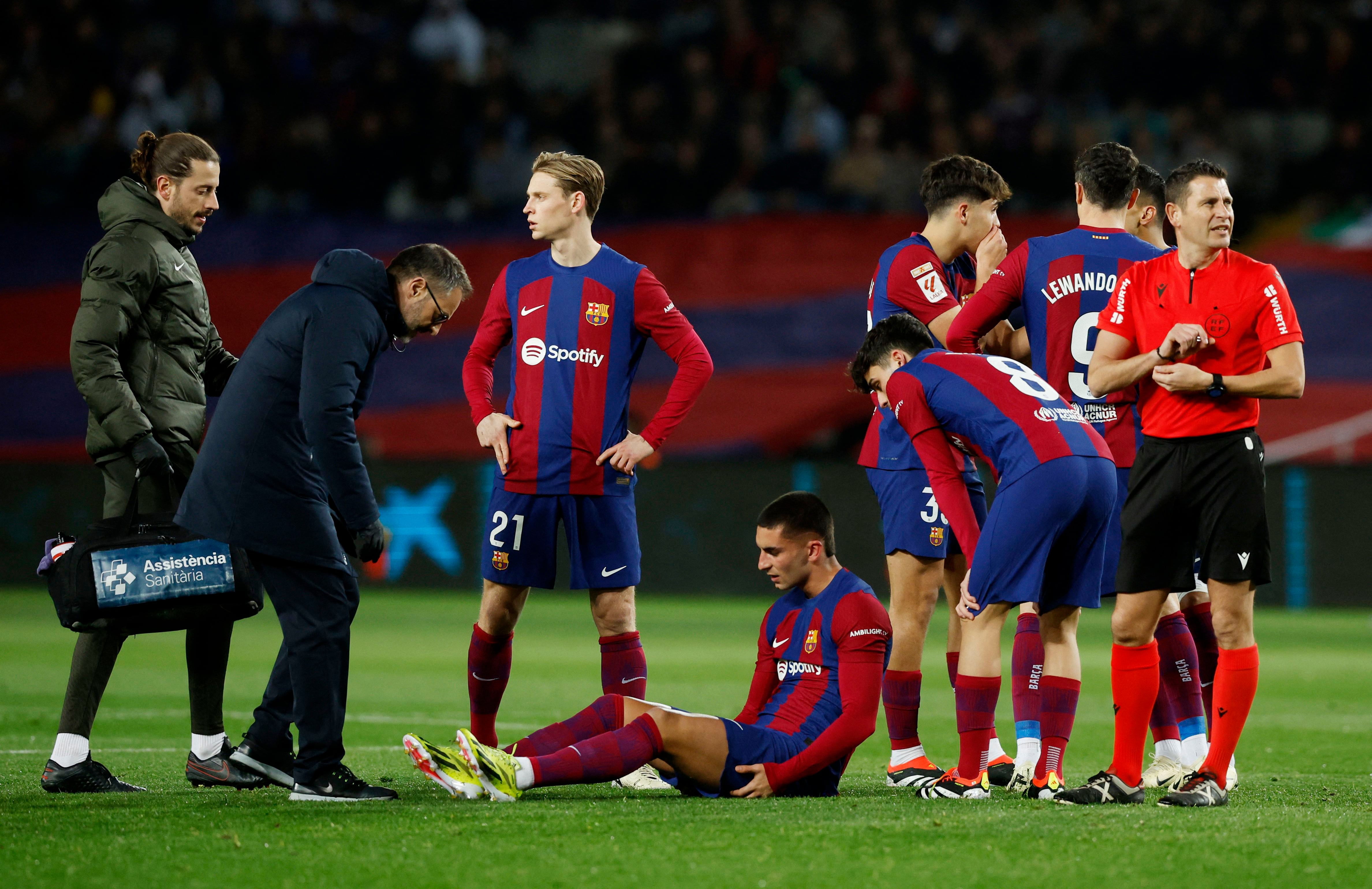 Las asistencias médicas del FC Barcelona atienden a Ferran Torres, quien se lesionó durante el partido de Liga ante Osasuna en Montjuic (REUTERS).