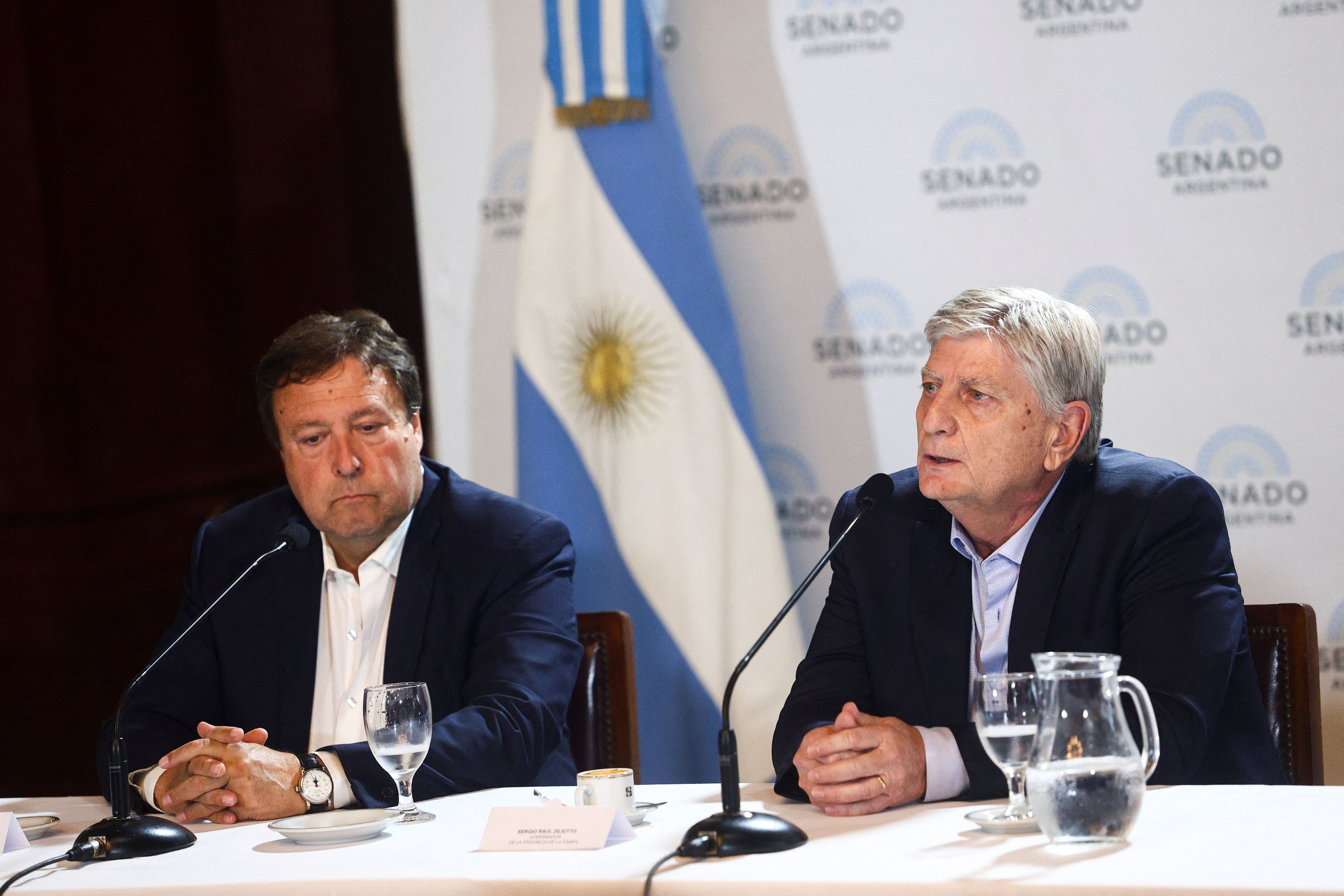 El gobernador de La Pampa, Sergio Ziliotto junto a su par de Río Negro, Alberto Weretilneck (REUTERS/Matias Baglietto)