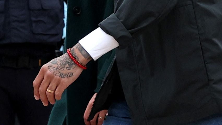 Alves llevaba su anillo de casado y tapó gran parte de sus tatuajes tras salir de la cárcel (REUTERS/Bruna Casas)