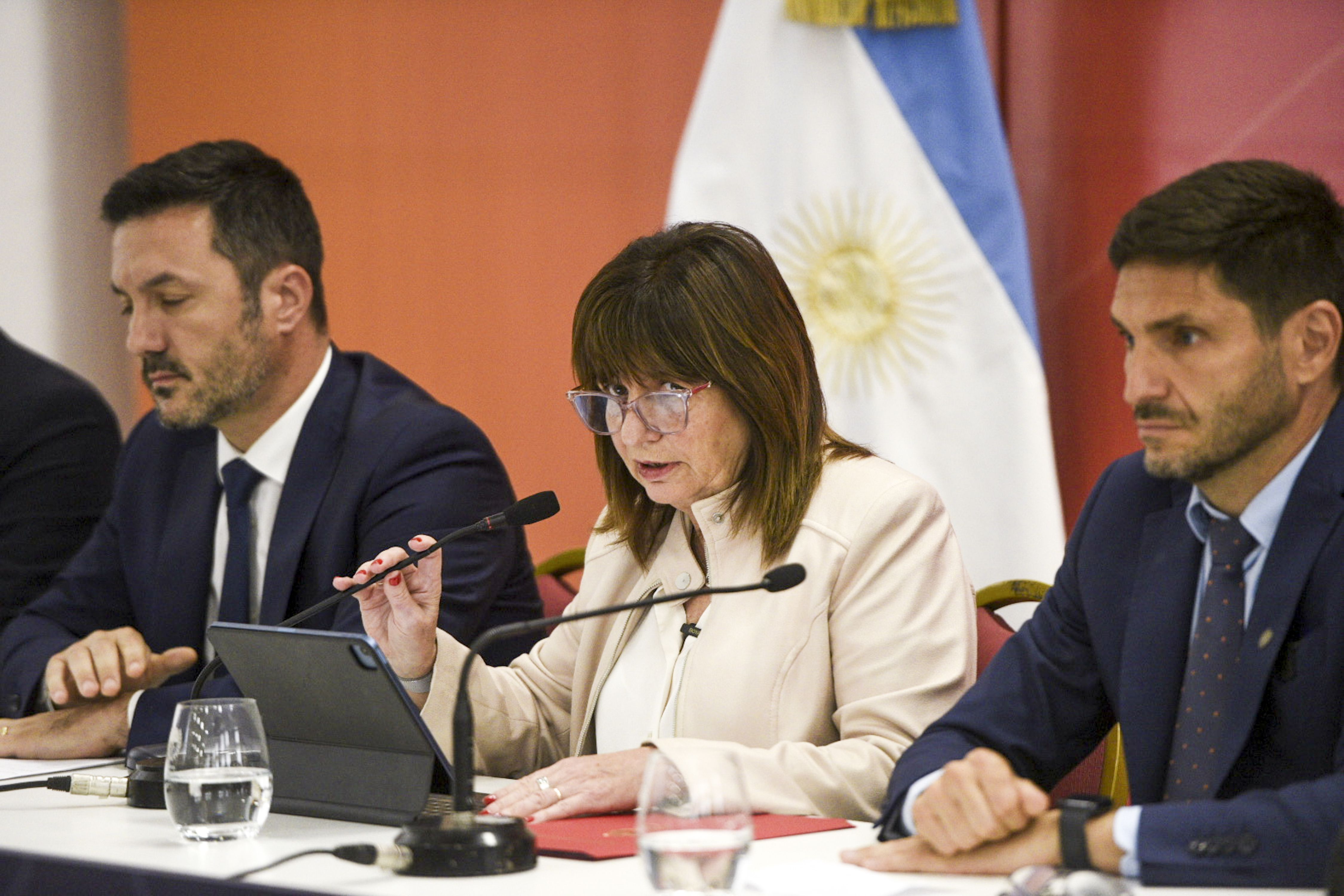 Patricia Bullrich en una conferencia de prensa en Rosario junto a Luis Petri y el gobernador de Santa Fe, Maximiliano Pullaro, en el último viaje de la ministra a esa provincia (AP)