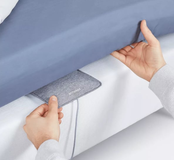 Este dispositivo se ubica debajo de la cama para medir los datos del sueño y ayudar a los usuarios. (Withings)