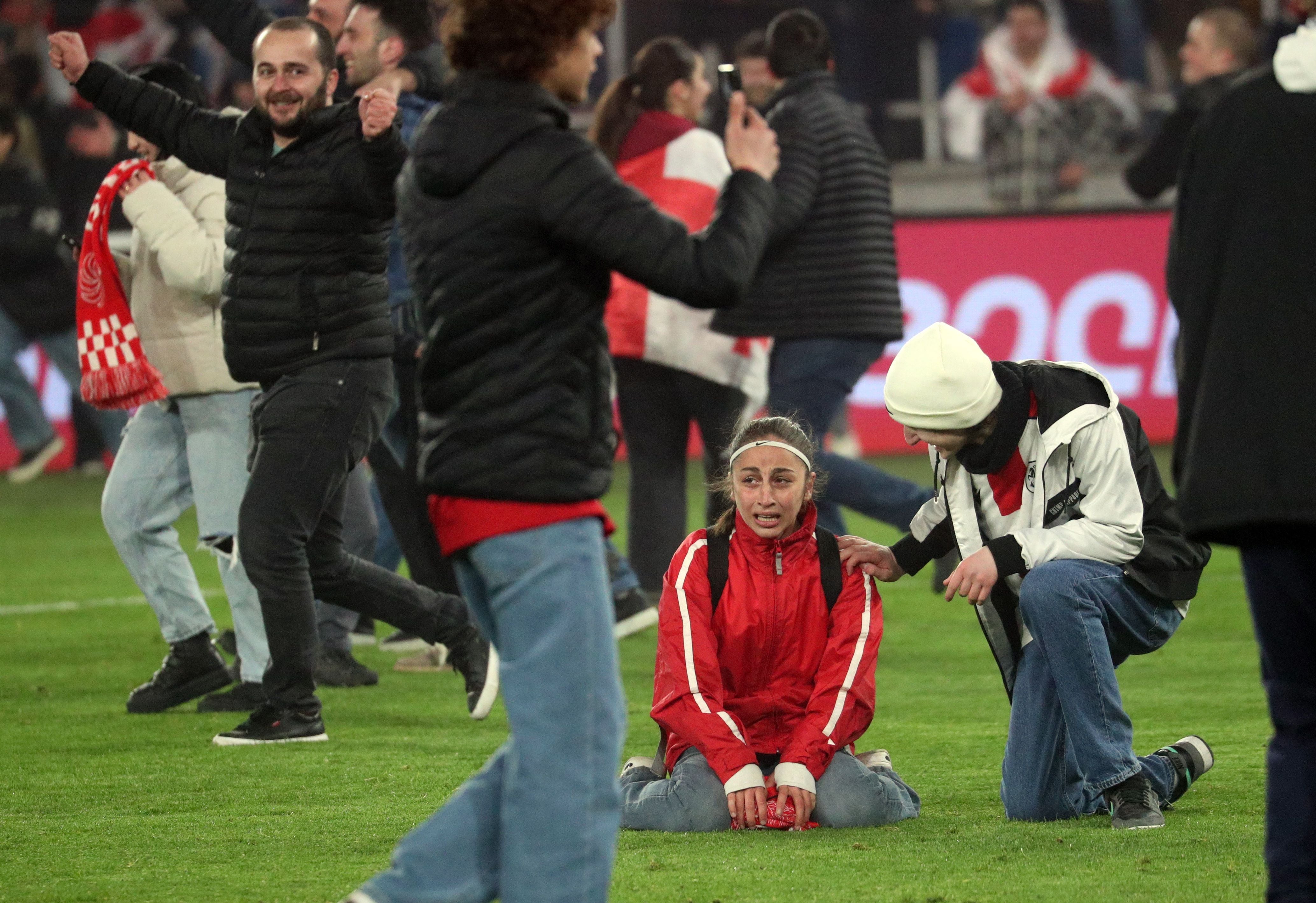 Una joven se quebró de la emoción (REUTERS/Irakli Gedenidze)