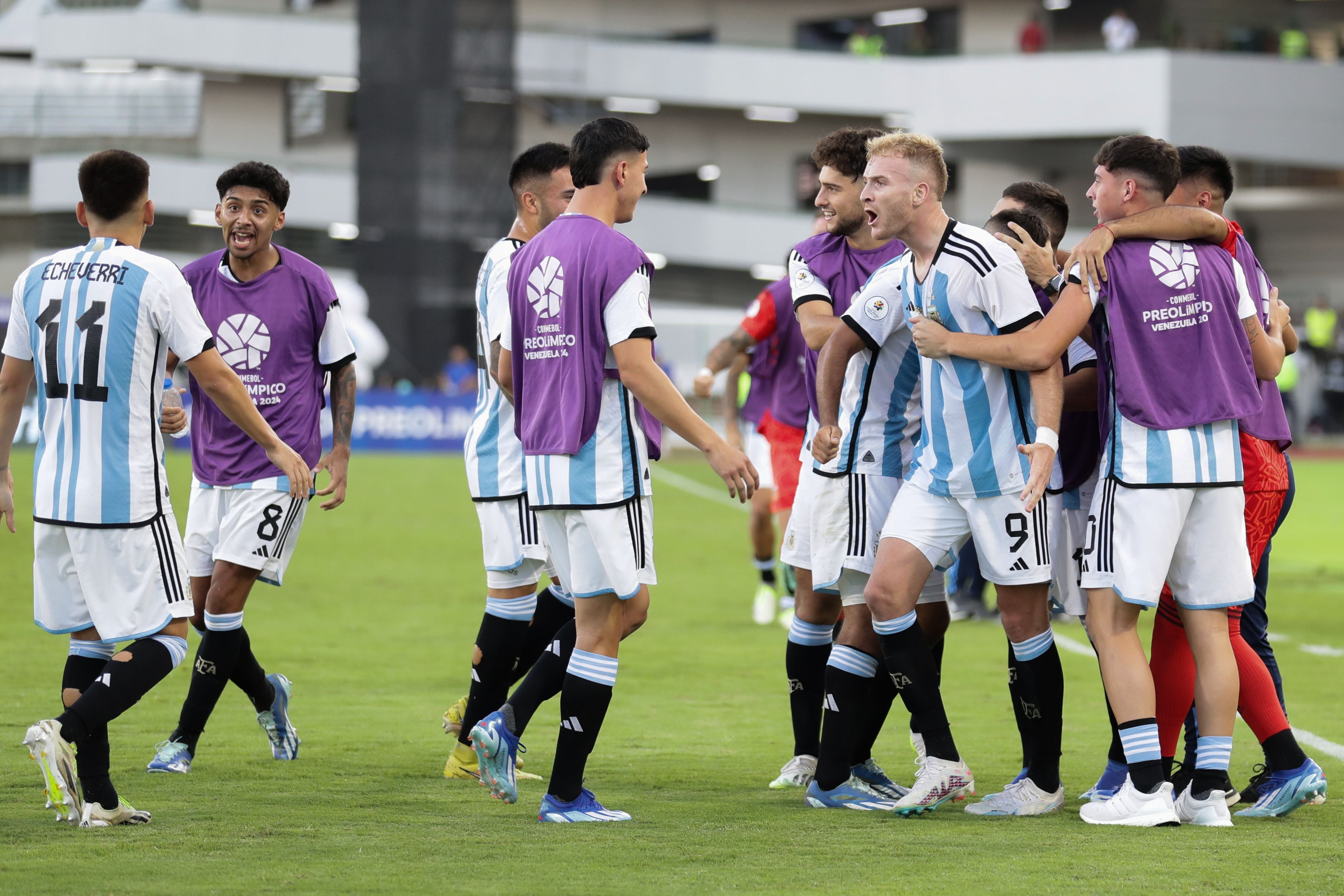 Jugadores de Argentina celebran al vencer a Brasil en el Torneo Preolímpico Sudamericano Sub-23 en el estadio Nacional Brígido Iriarte en Caracas (Venezuela). EFE/ Rayner Peña R. 