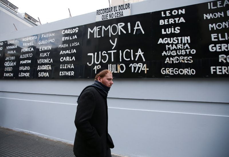 Los nombres de las víctimas del atentado (REUTERS/Agustin Marcarian)