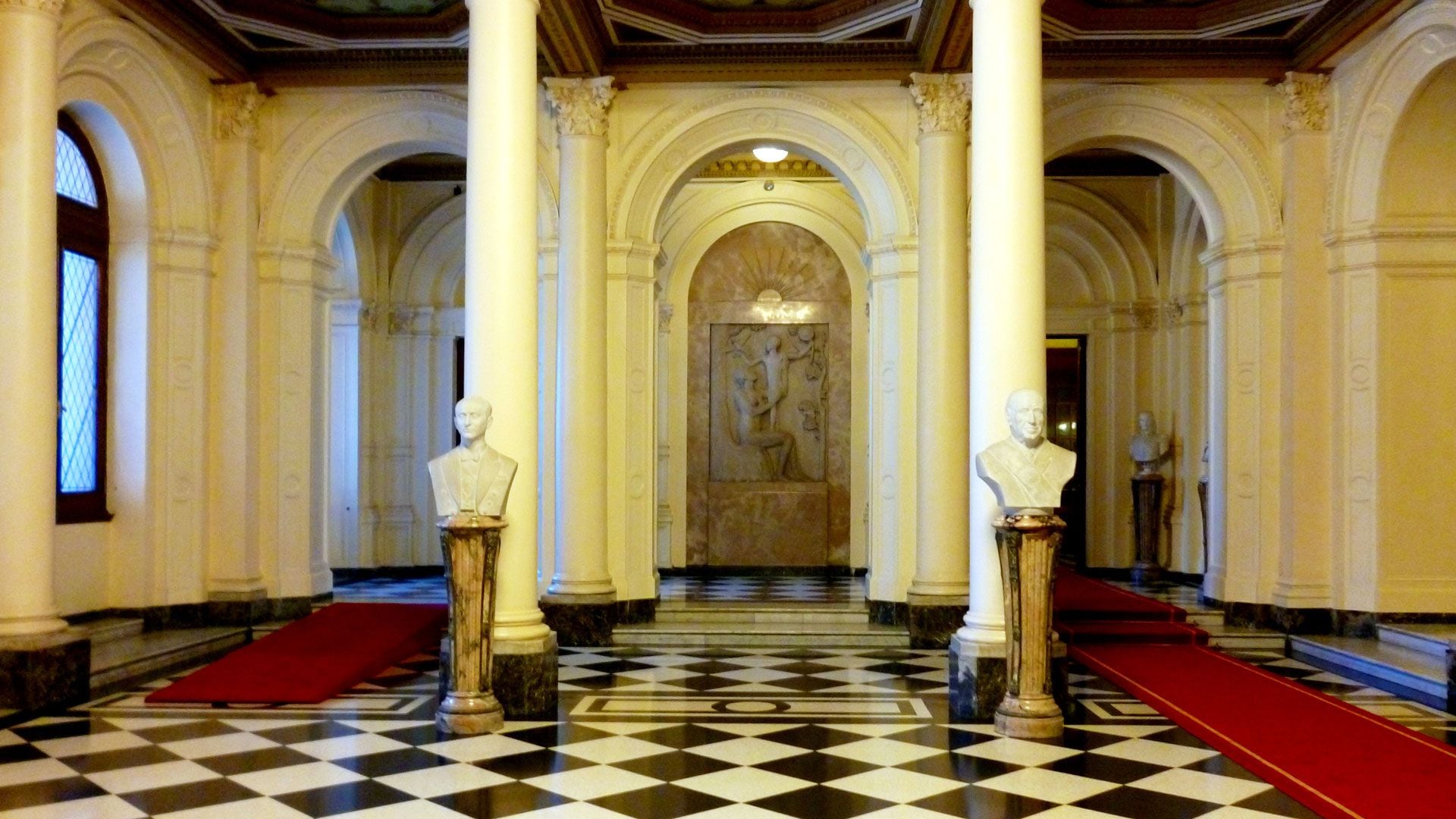 El Salón de los Bustos, también conocido como Hall de Honor, contiene hasta ahora los bustos de 27 ex presidentes de la Nación