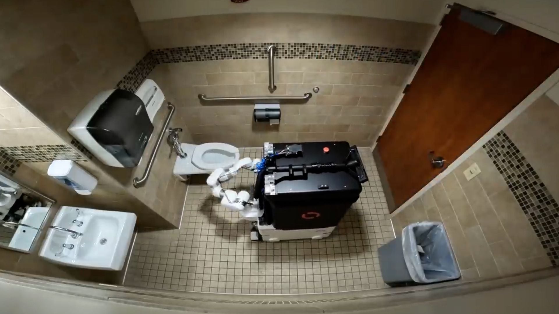 Somatic es un robot que limpia baños públicos en oficinas de Nueva York