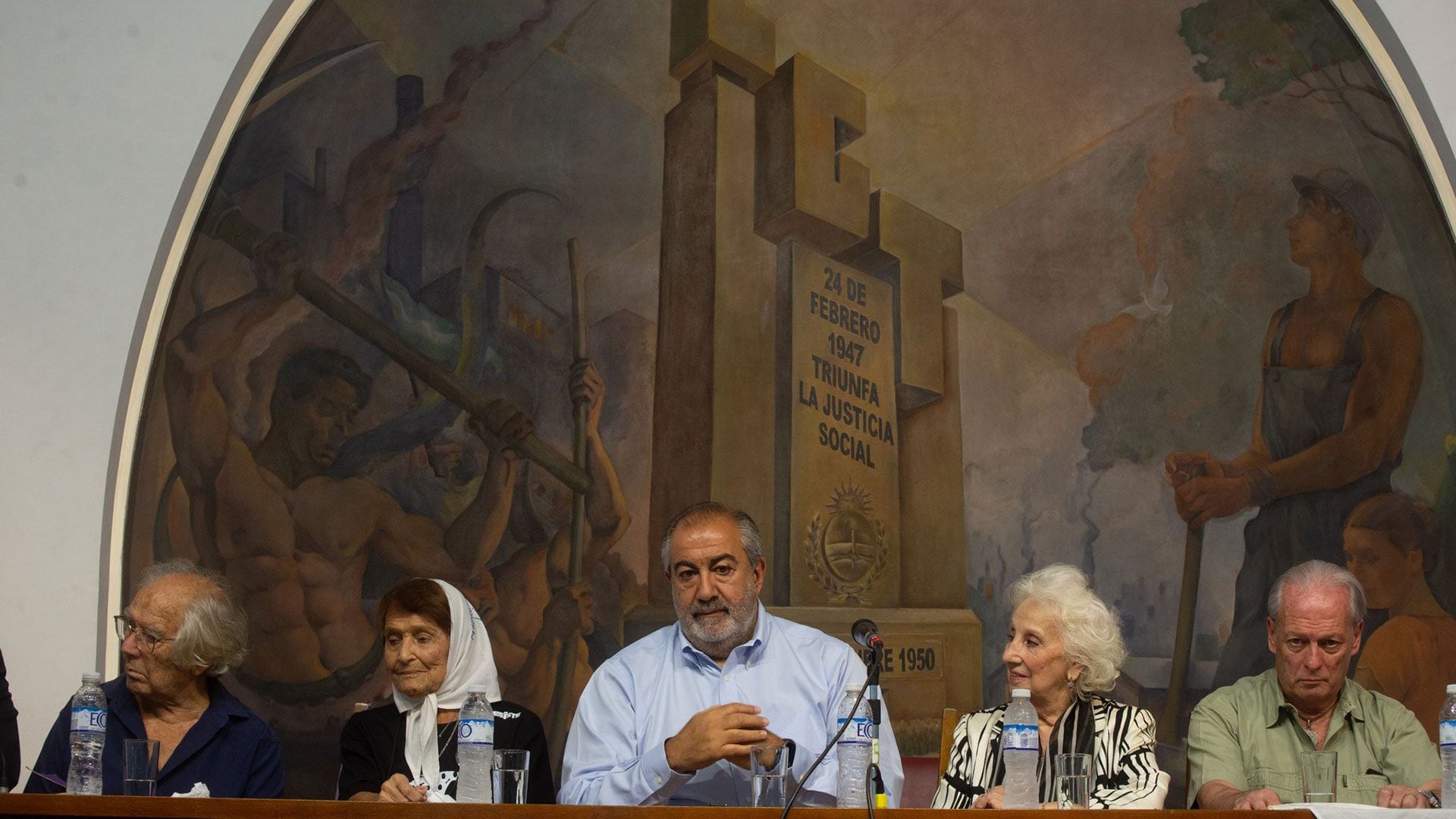Dirigentes de la CGT con las Madres de Plaza de Mayo, Abuelas de Plaza de Mayo y Adolfo Pérez Esquivel