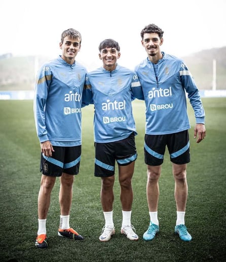 Nicolás Fonseca a la izquierda de la foto. Disfruta de su primera citación a la selección uruguaya (@aufoficial)