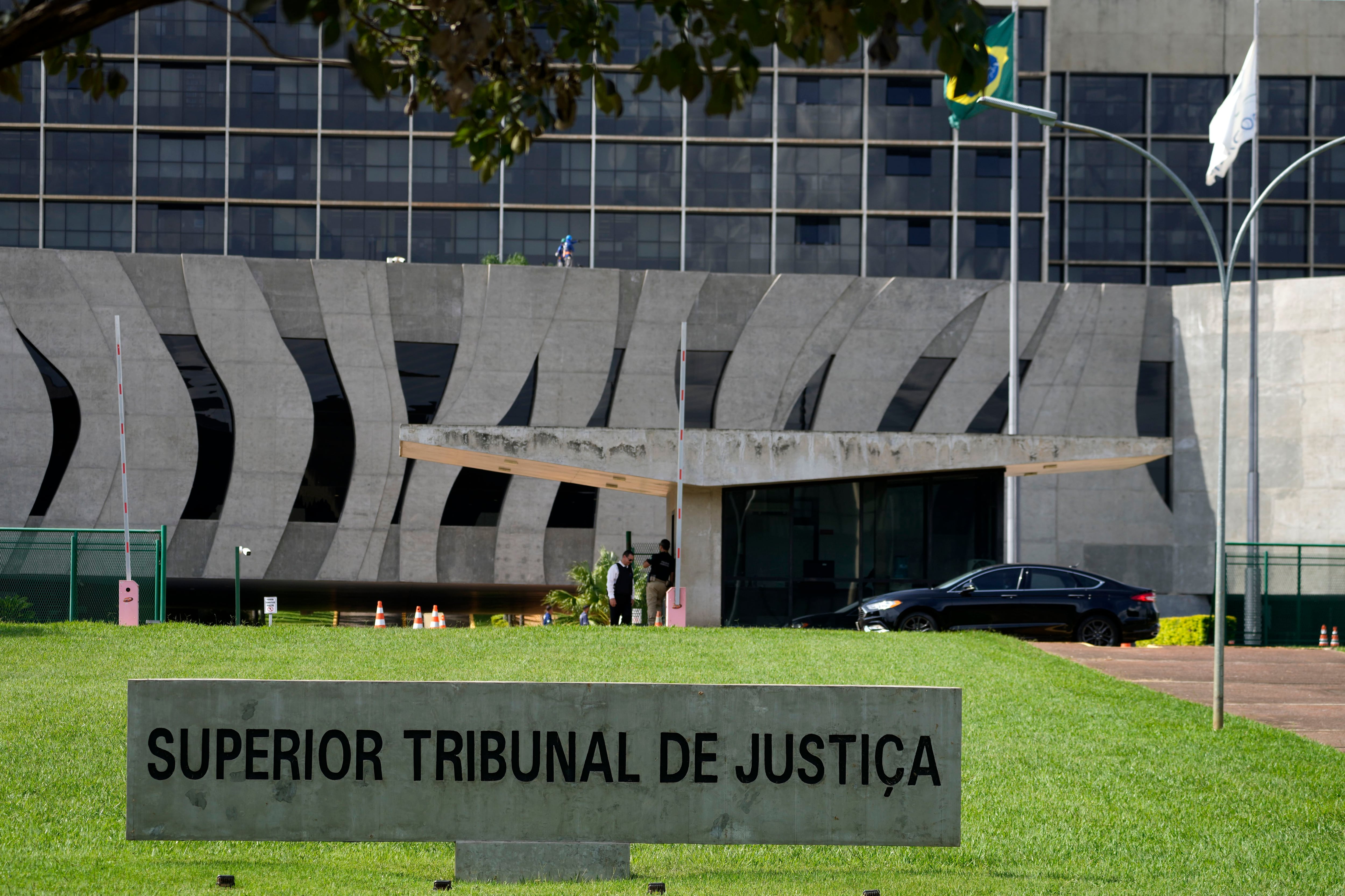 Sede de la Corte Suprema en Brasilia, Brasil, miércoles 20 de marzo. Un panel de 15 jueces decidió que el ex jugador Robinho debe cumplir su sentencia en Brasil. (AP Foto/Eraldo Peres)