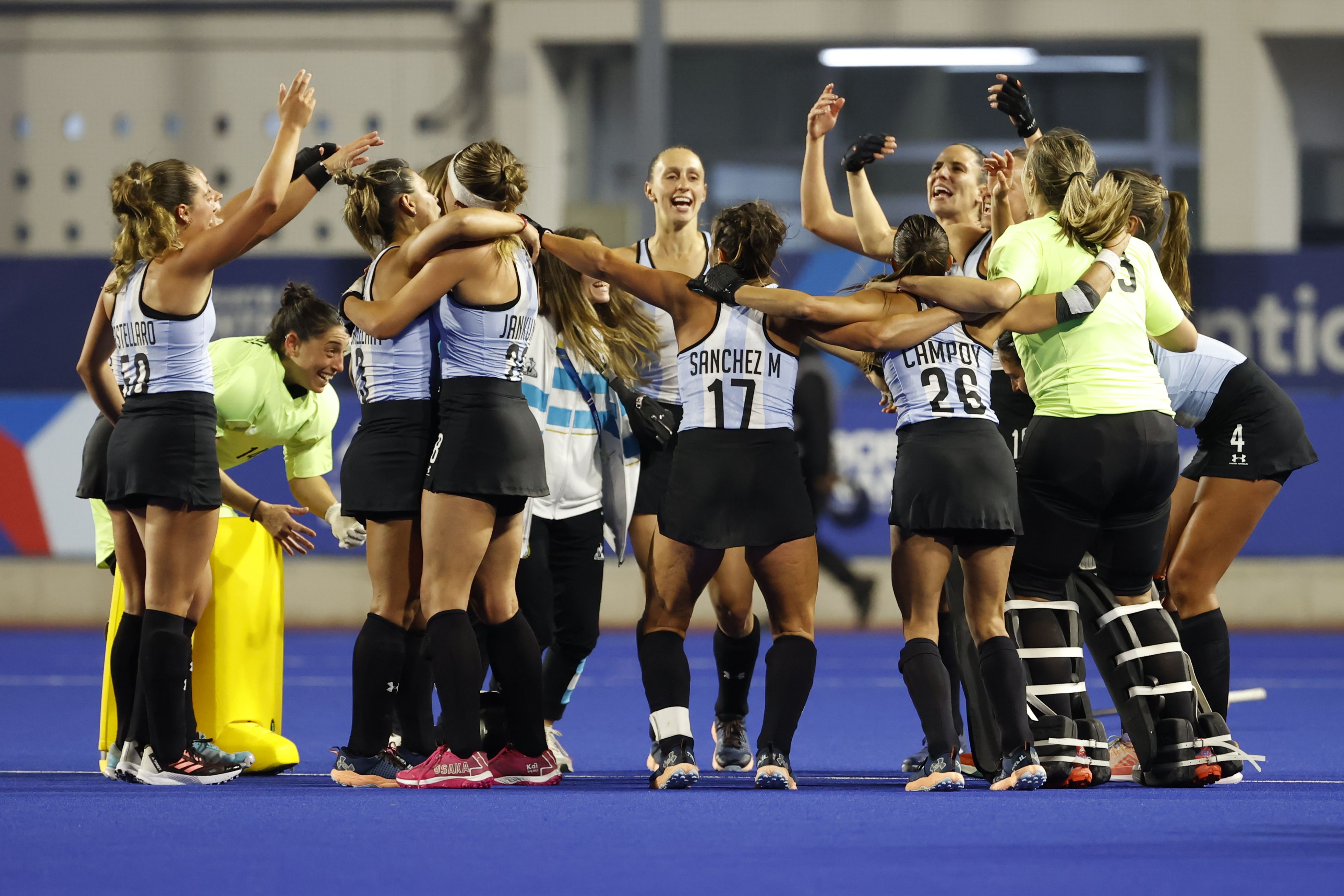 Las Leonas celebran la medalla de oro tras la final de hockey el 4 de noviembre de 2023, durante los Juegos Panamericanos 2023 en Santiago (Chile) 