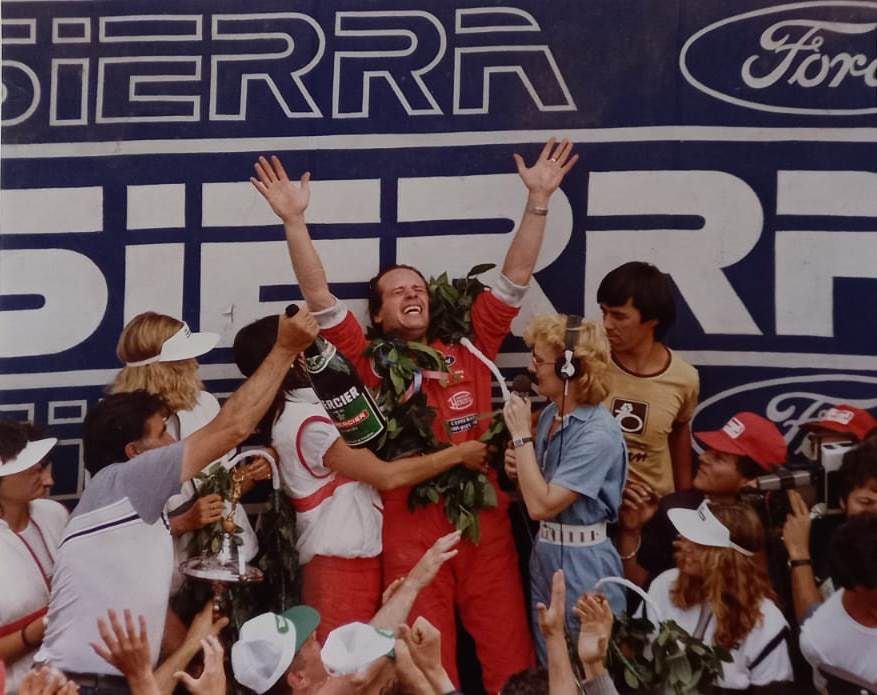 Mario celebrando uno de sus triunfos en el TC 2000 (Mario Gayraud)