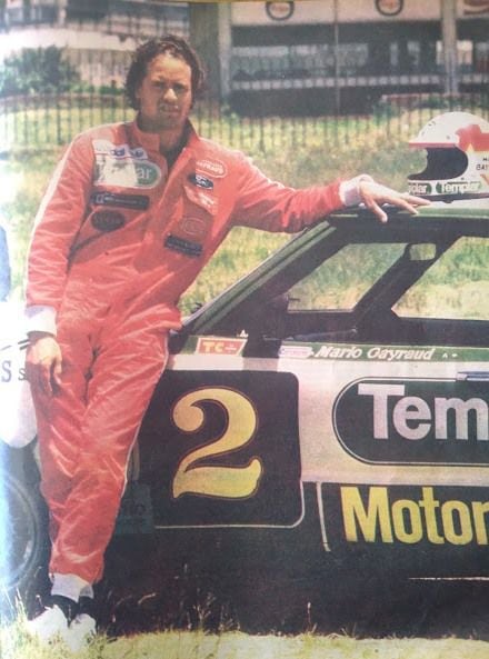 Mario junto a la cupé Taunus el día que fue campeón de TC 2000 en 1984 (archivo CORSA)