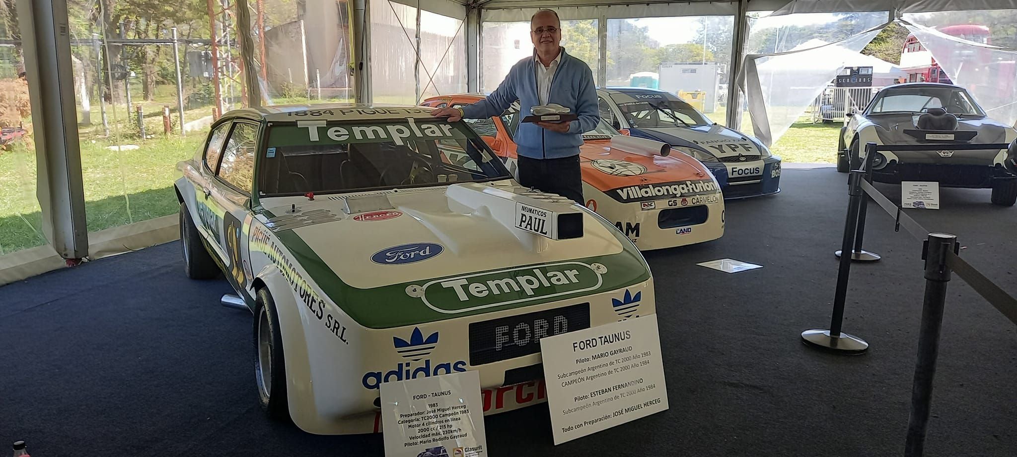 Mario Gayraud y la cupé Ford Taunus en Autoclásica 2023. Fue en un sector dedicado a Ford en el automovilismo nacional (Mario Gayraud)