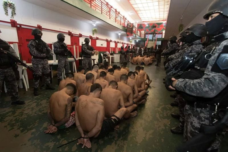 Las imágenes que el Gobierno de Santa Fe difundió de las requisas en los pabellones de presos de alto perfil (REUTERS)