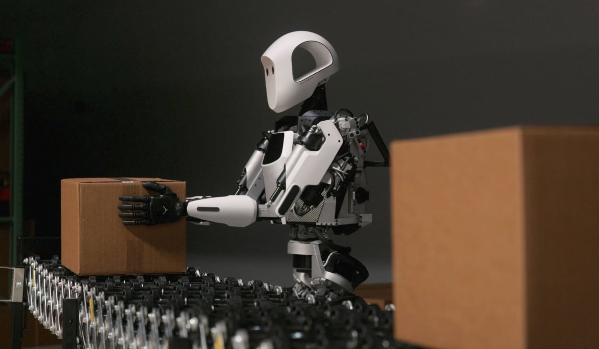 Apollo, el robot humanoide que entrega piezas a los trabajadores humanos de la línea de producción. (Apptronik)