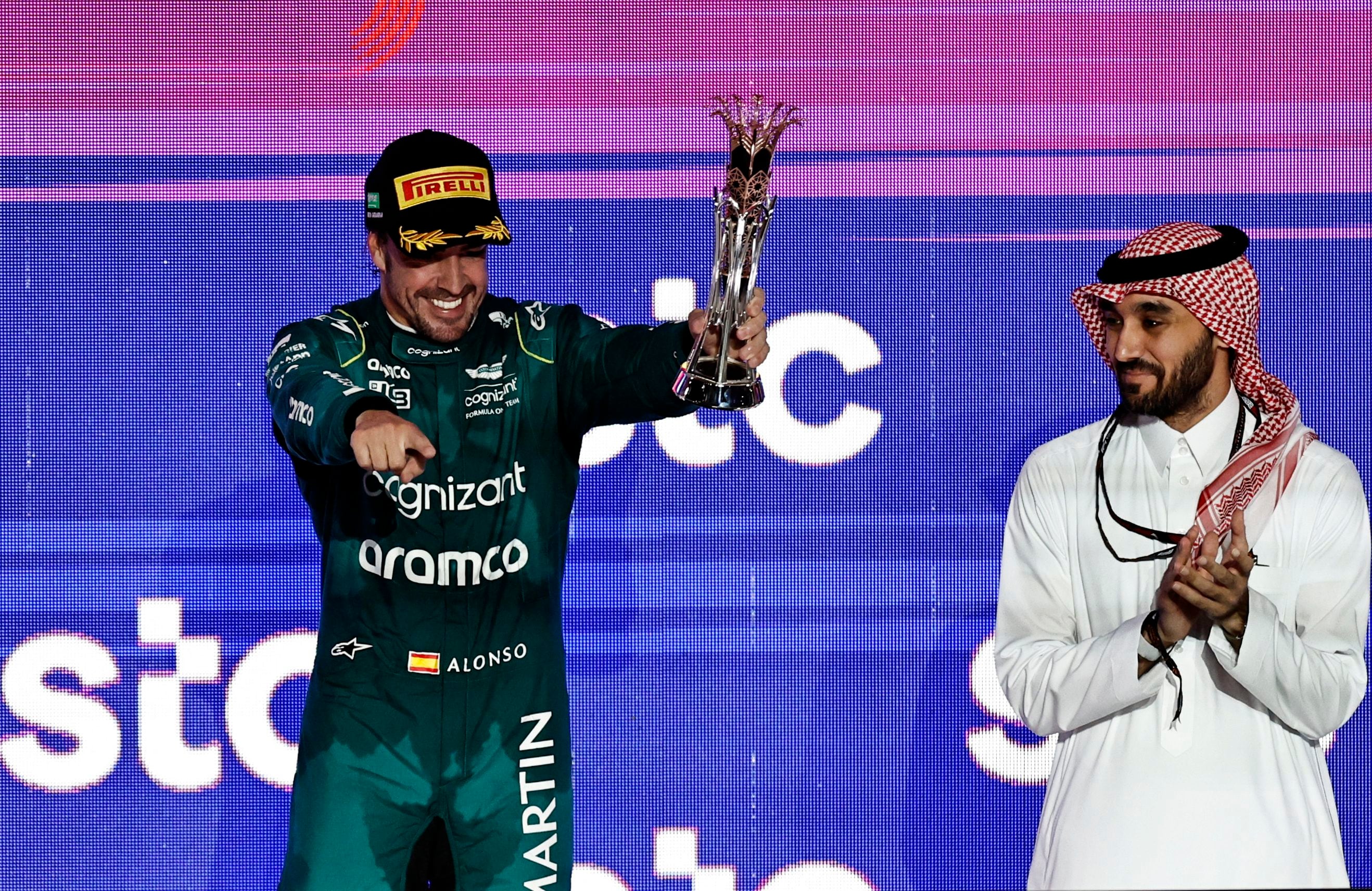 Alonso durante la celebración del podio que consiguió en los despachos (REUTERS).