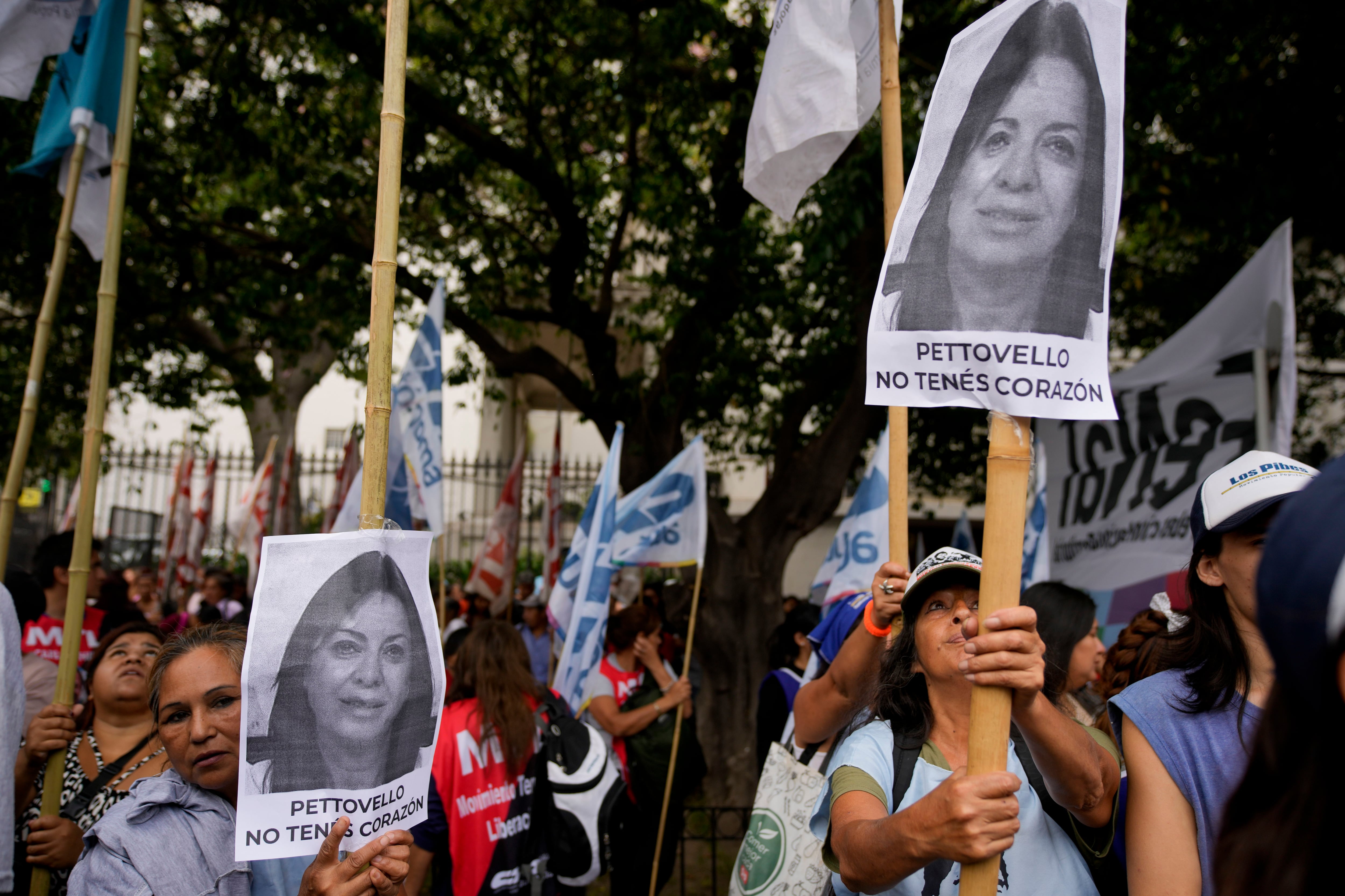 Los manifestantes sosteniendo fotografías de Sandra Pettovello, ministra argentina de Capital Humano, afuera de la sede de su ministerio en una protesta anterior