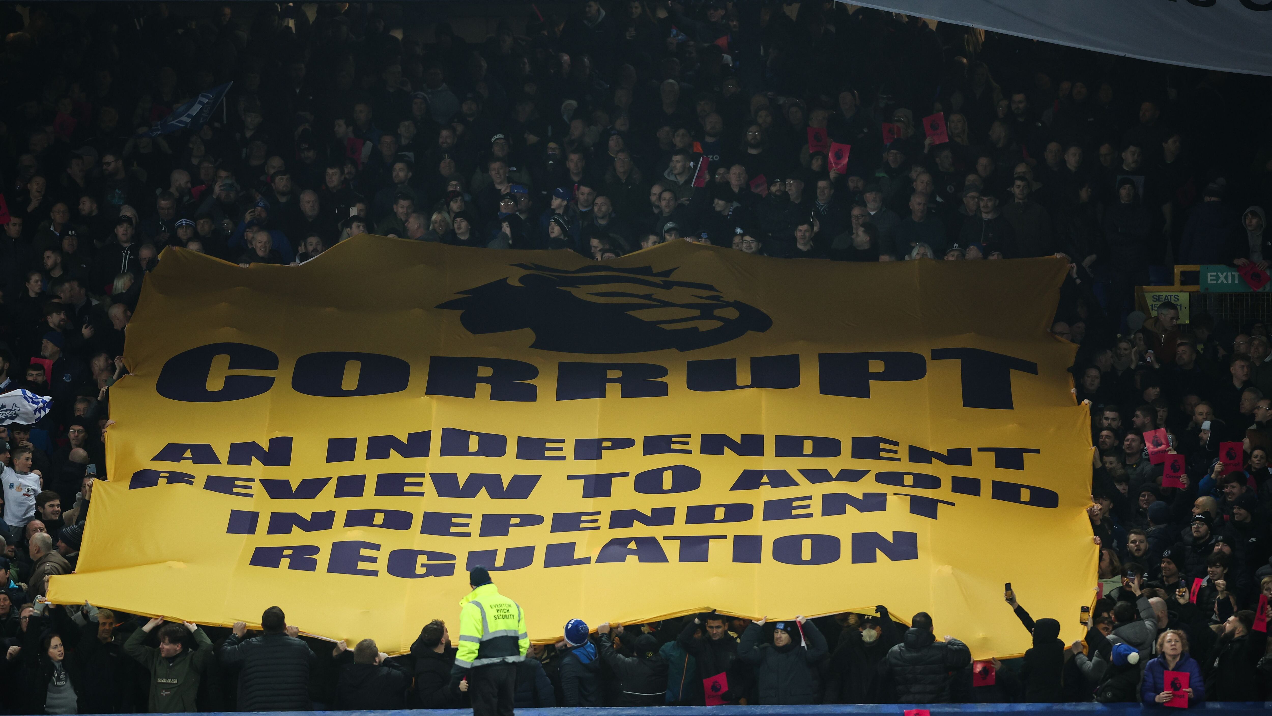 Seguidores del Everton protestan contra la sanción de diez puntos que le impuso una comisión independiente de la Premier League la semana pasada, durante el partido Everton-Manchester United. EFE/EPA/ADAM VAUGHAN