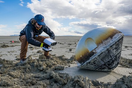 La cápsula de Varda es examinada tras aterrizar en el desierto de Utah