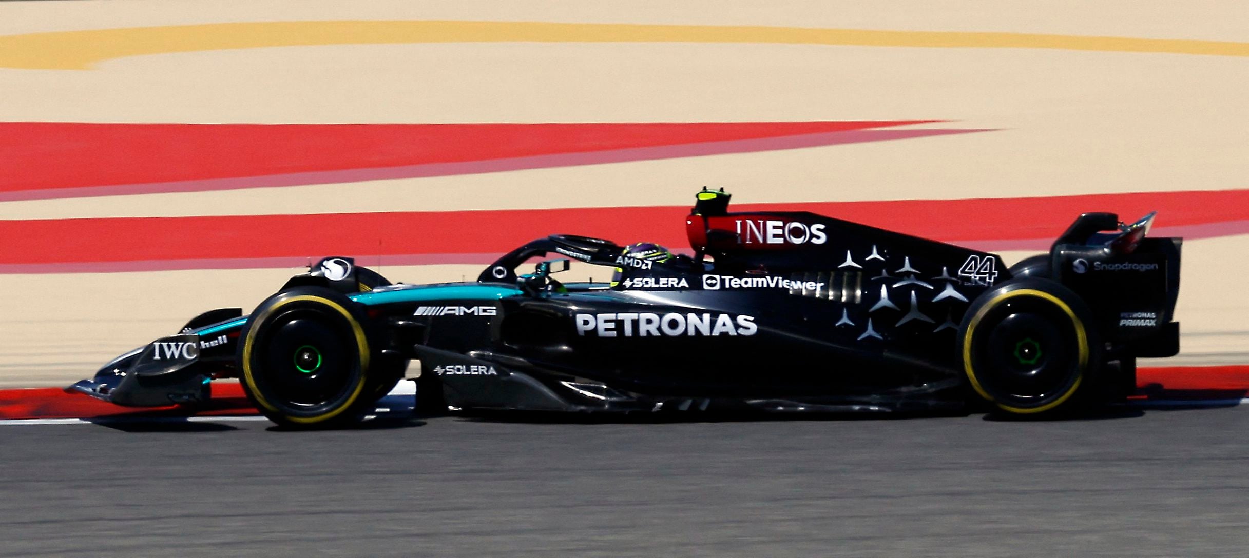 Lewis Hamilton sobre el Mercedes (REUTERS/Hamad I Mohammed)